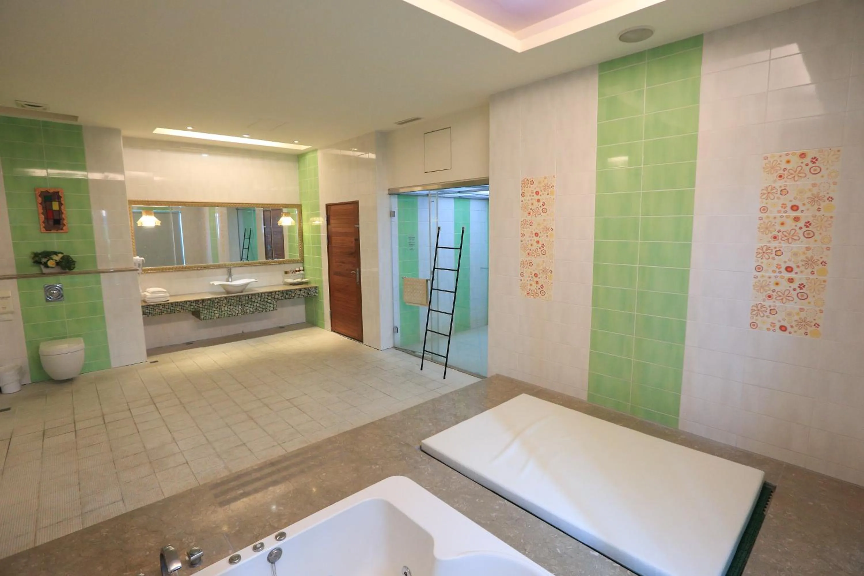 Bathroom, Bed in Moon Area Motel