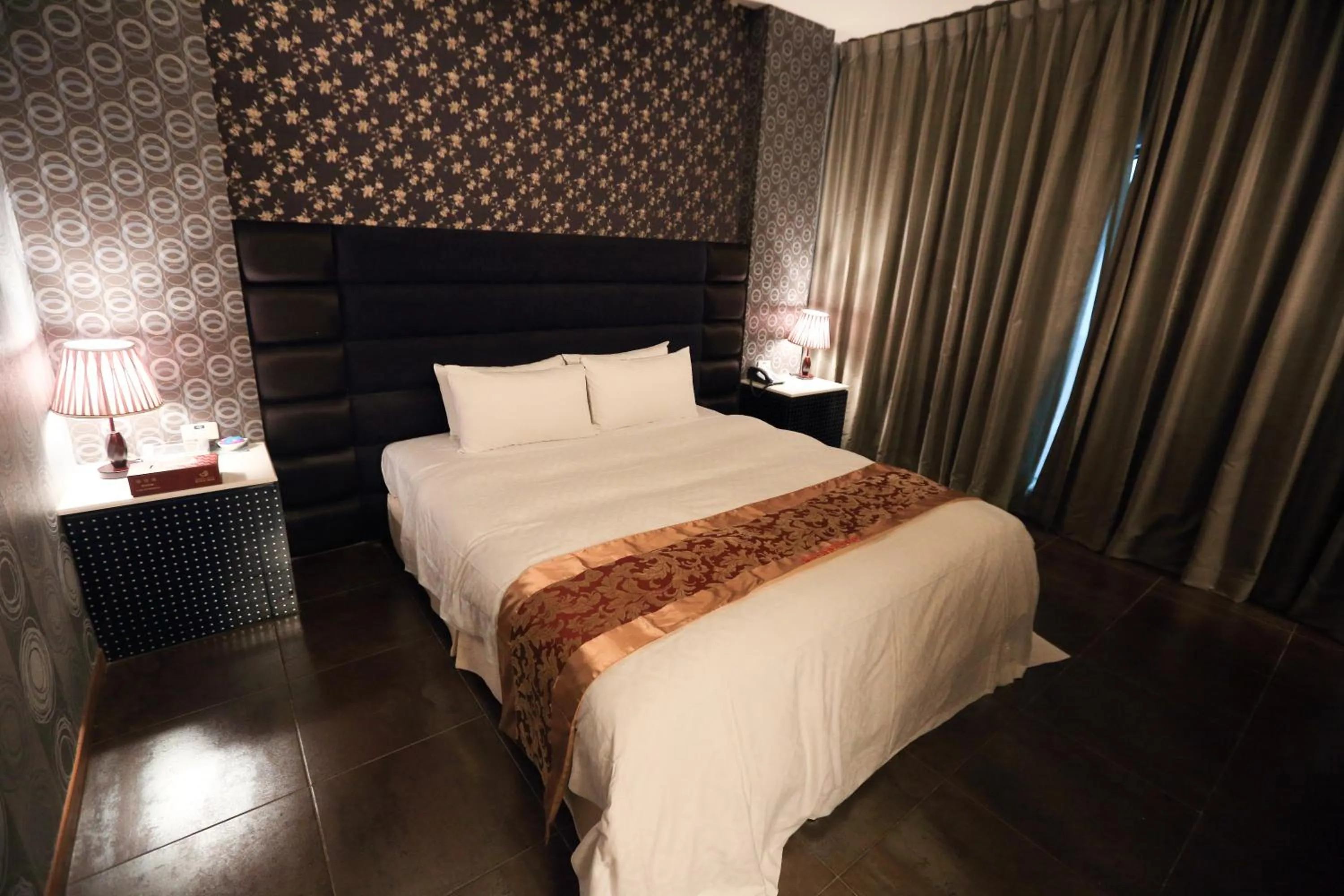 Bed in Moon Area Motel