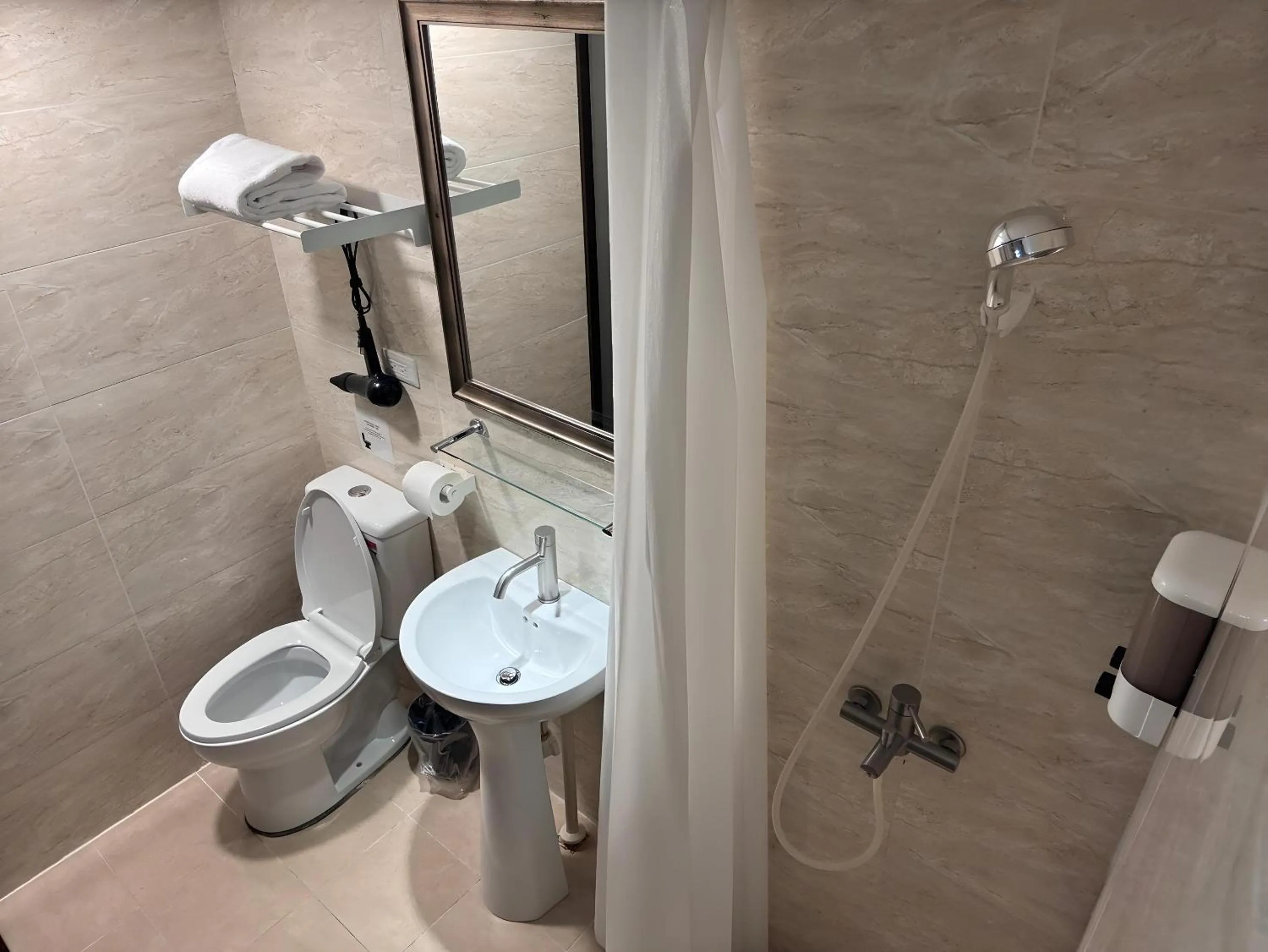 Shower in Lütel Hotel Xpark Gloria Outlets Shin Kong Cinemas