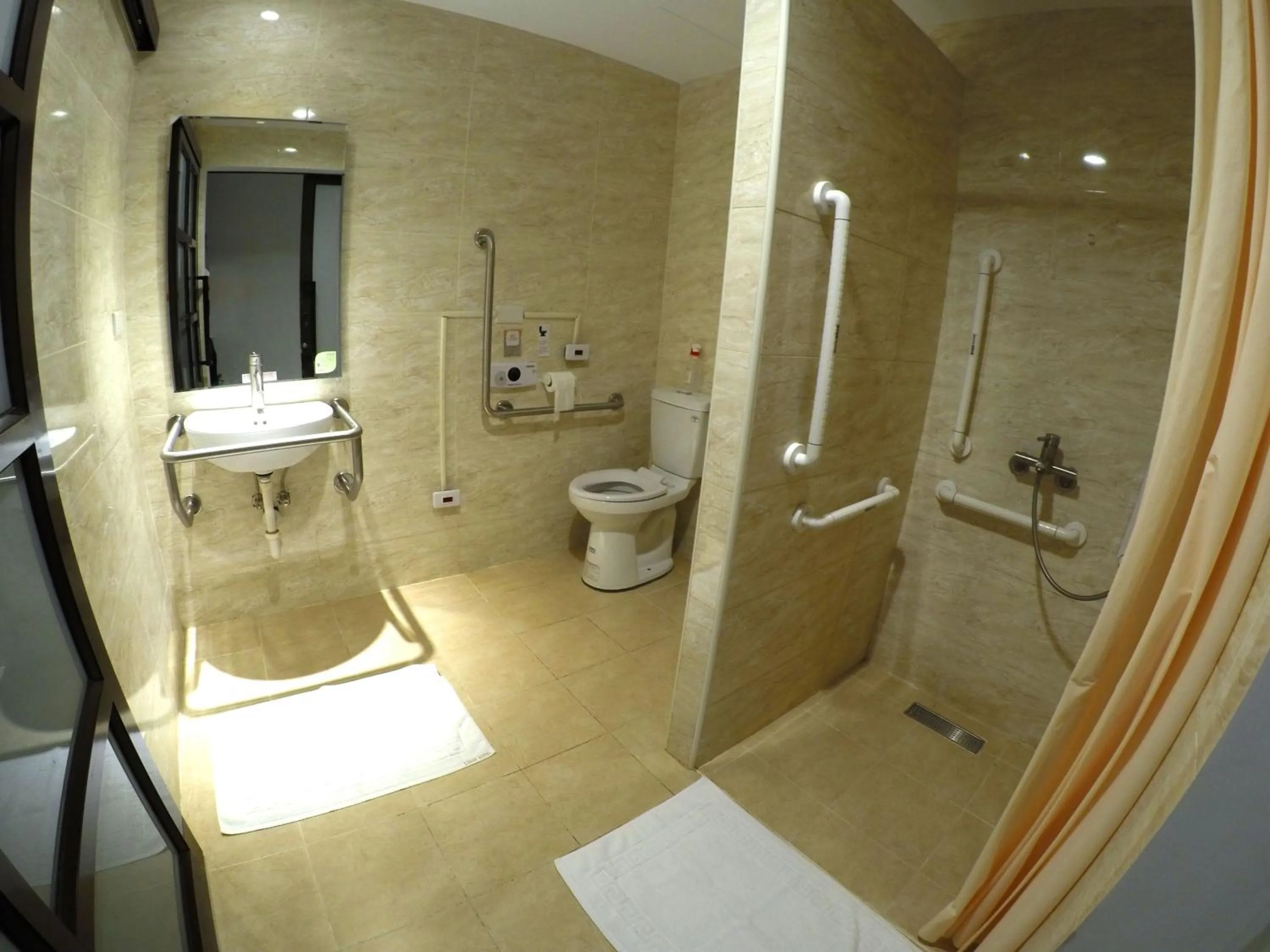 Shower in Lütel Hotel Xpark Gloria Outlets Shin Kong Cinemas