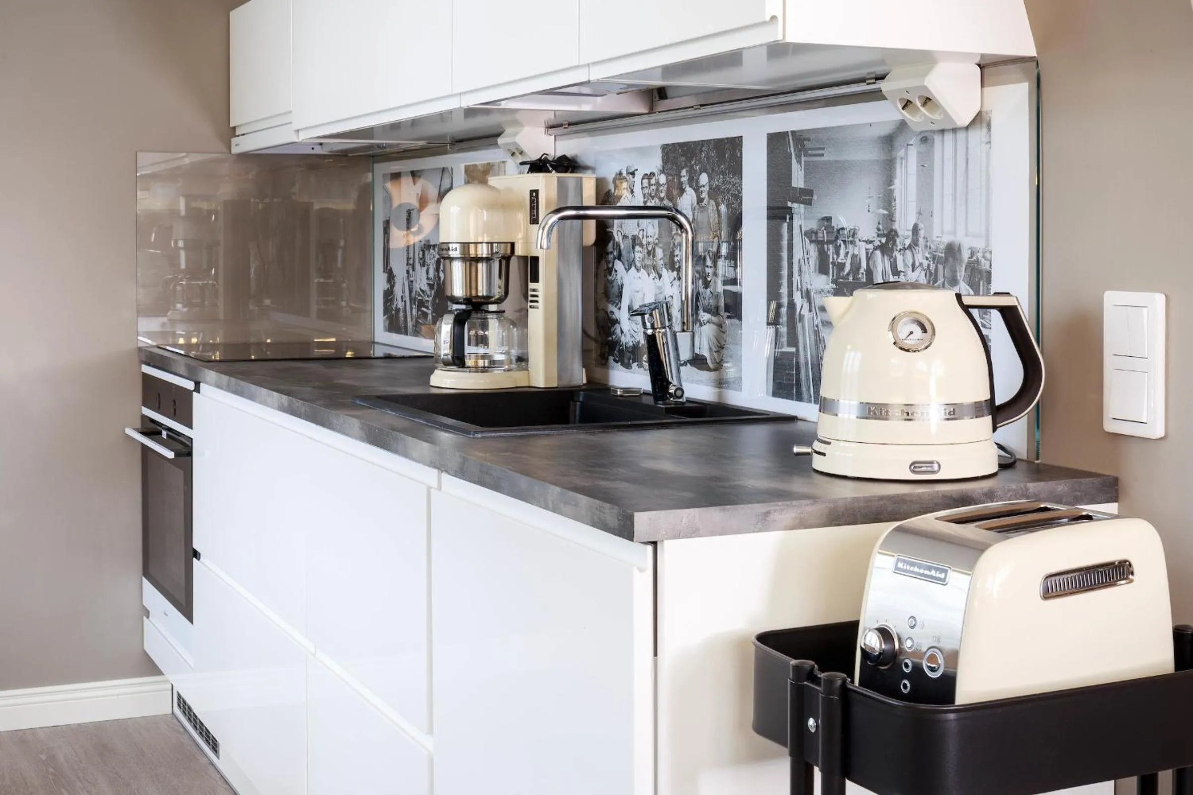 Coffee/tea facilities in Harmooni Suites