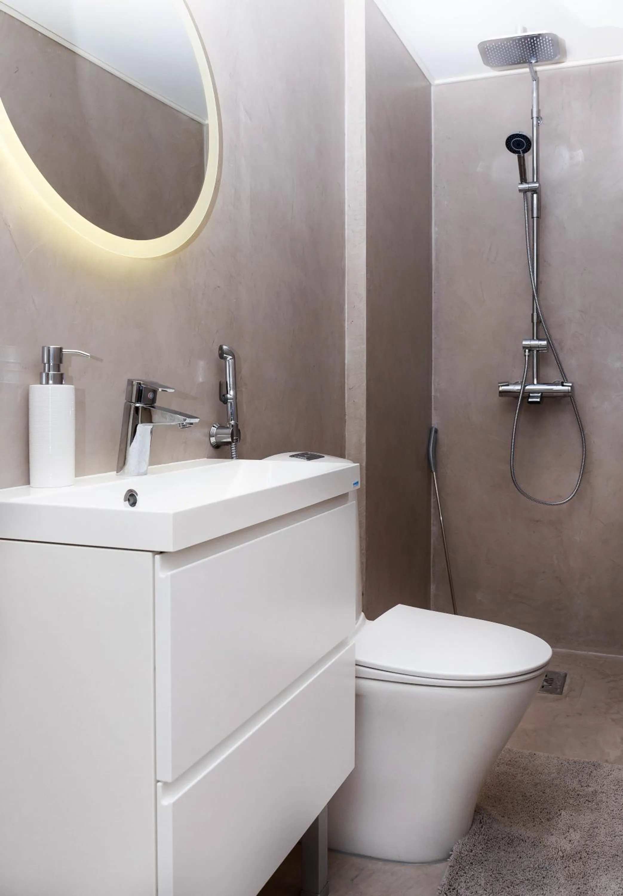 Shower in Harmooni Suites