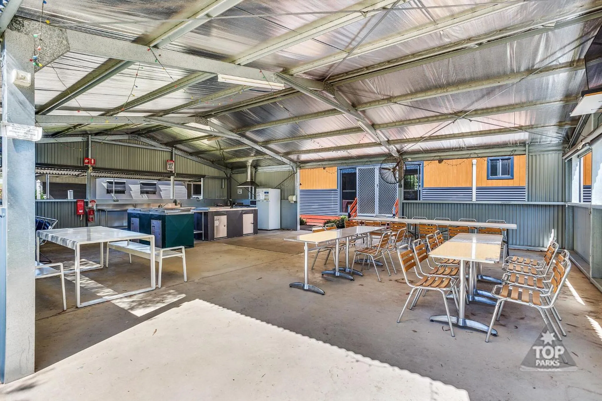 Communal kitchen in Boomerang Way Tourist Park