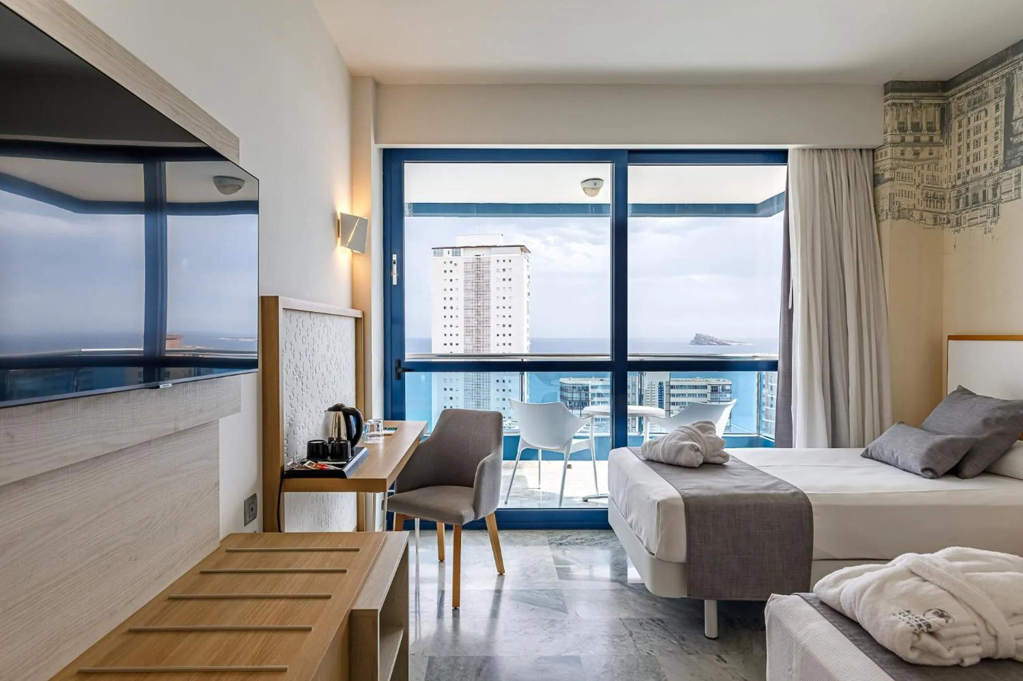 Photo of the whole room, Bed in Hotel Madeira Centro