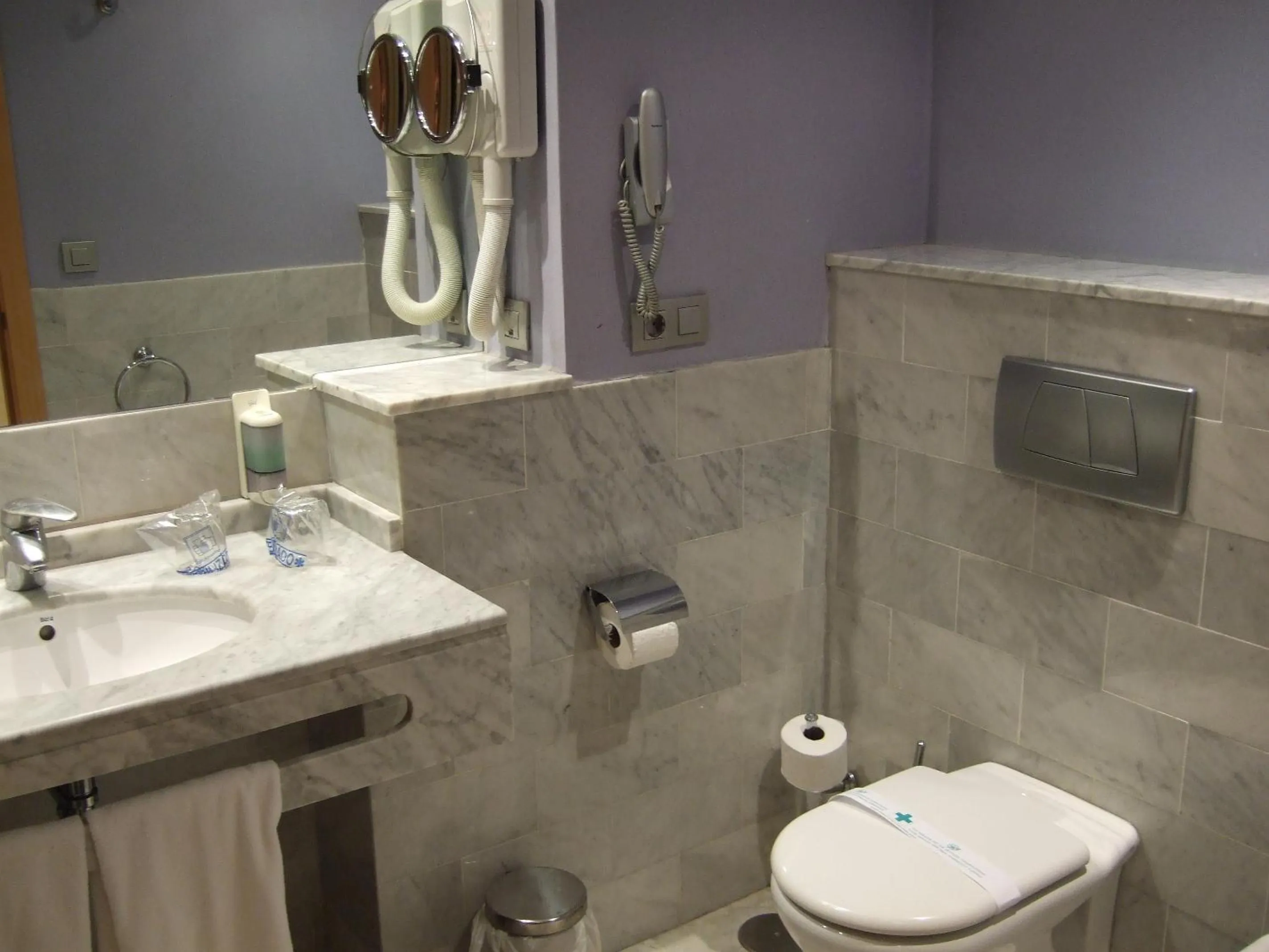 Bathroom in Hotel Madeira Centro