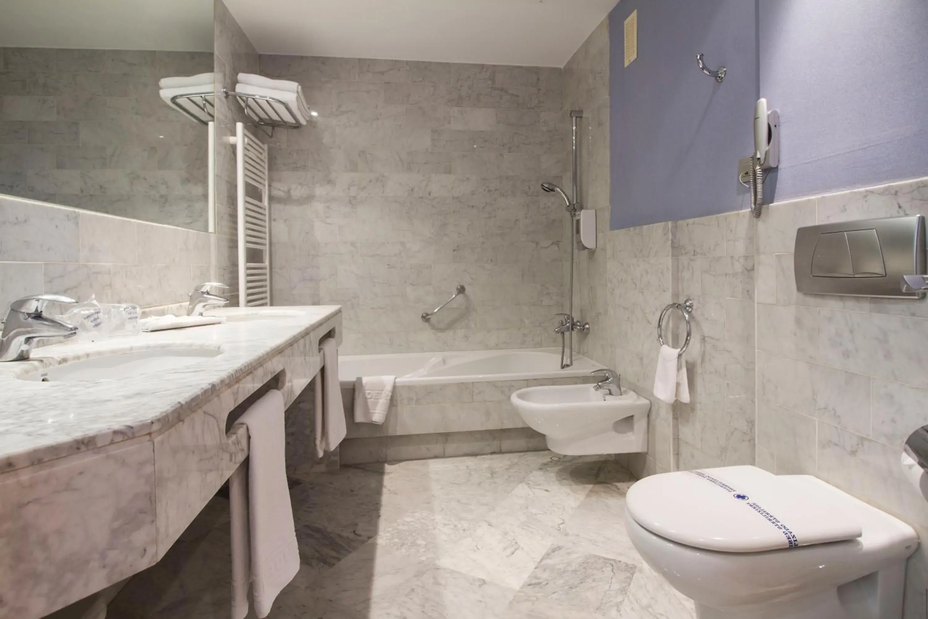 Basic Twin Room without Balcony (2 adults) in Hotel Madeira Centro Basic Twin Room without Balcony (2 adults) in Hotel Madeira Centro