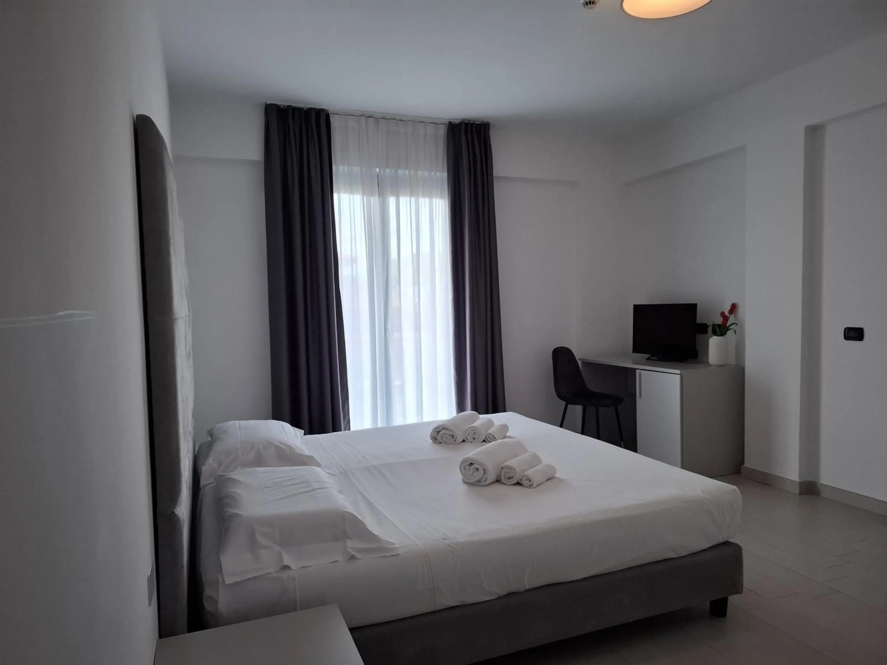 Bedroom, Bed in Maestrale Resort Hotel - Grosseto