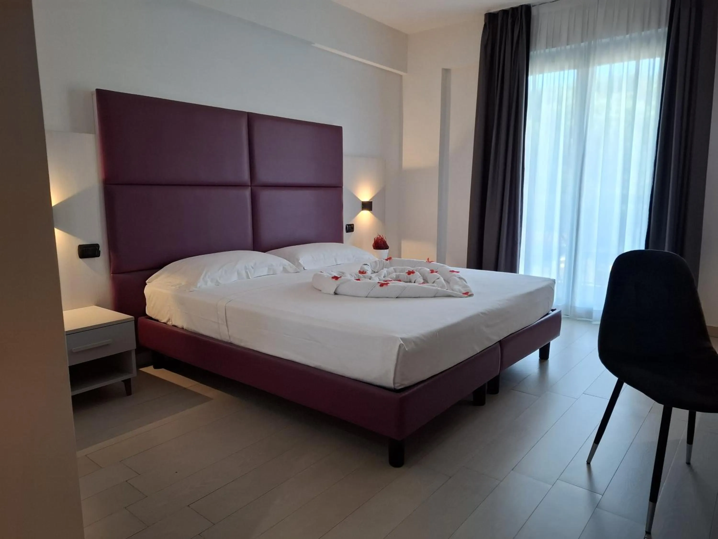 Bedroom, Bed in Maestrale Resort Hotel - Grosseto