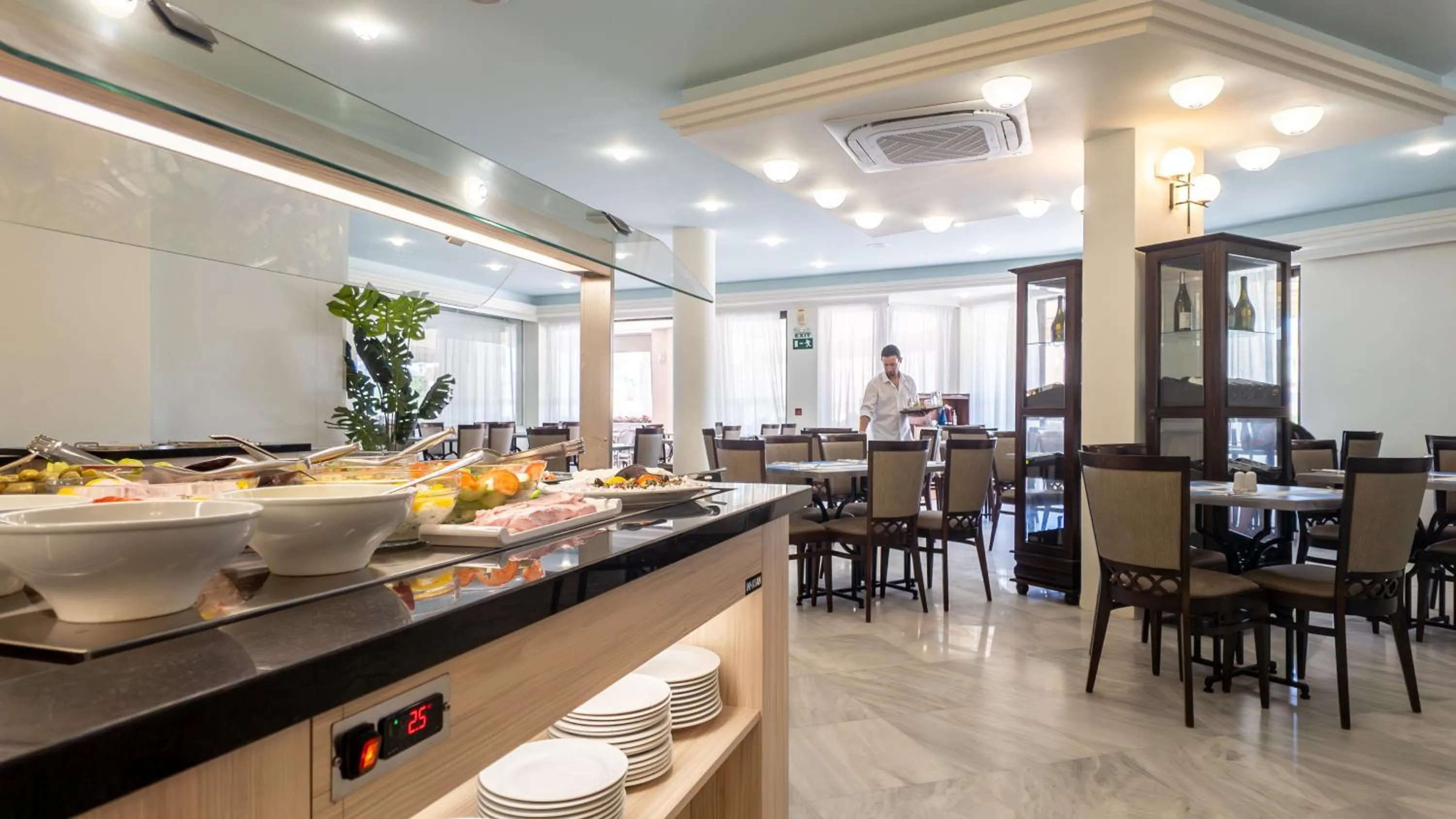 Food and drinks in Chrispy Beach Resort, Agia Marina