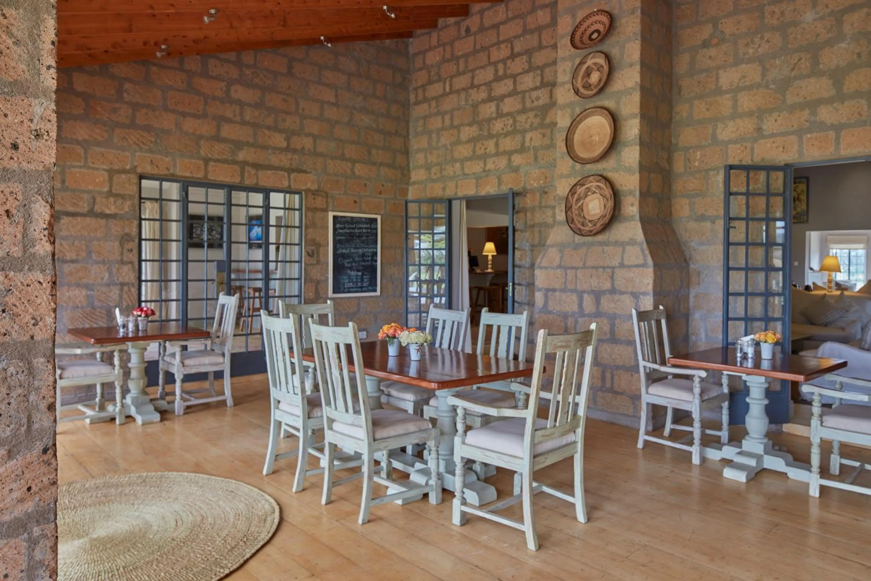 Restaurant/places to eat in Soames Hotel & Jack' s Bar