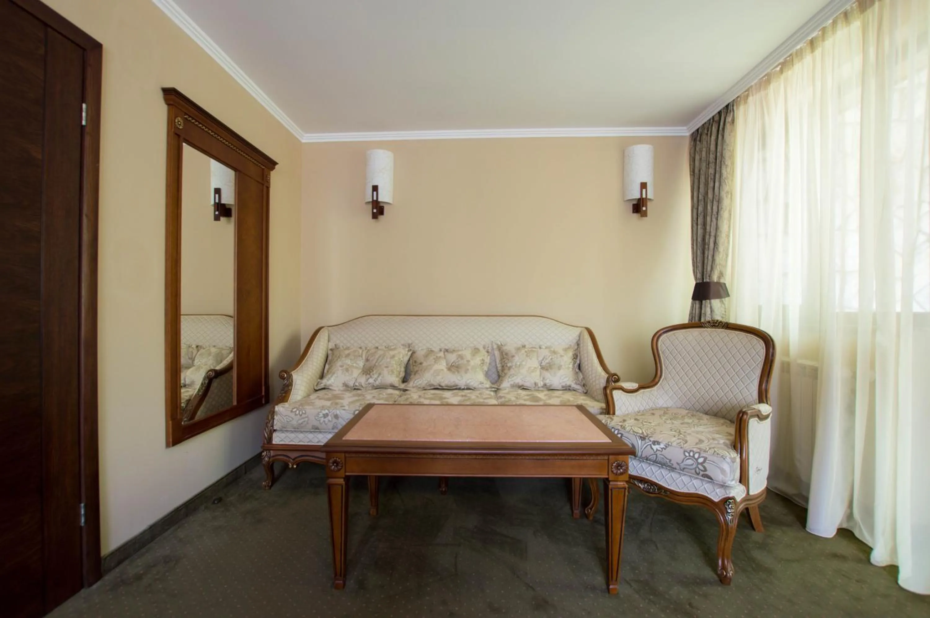 Living room, Bed in Hotel Edelweiss