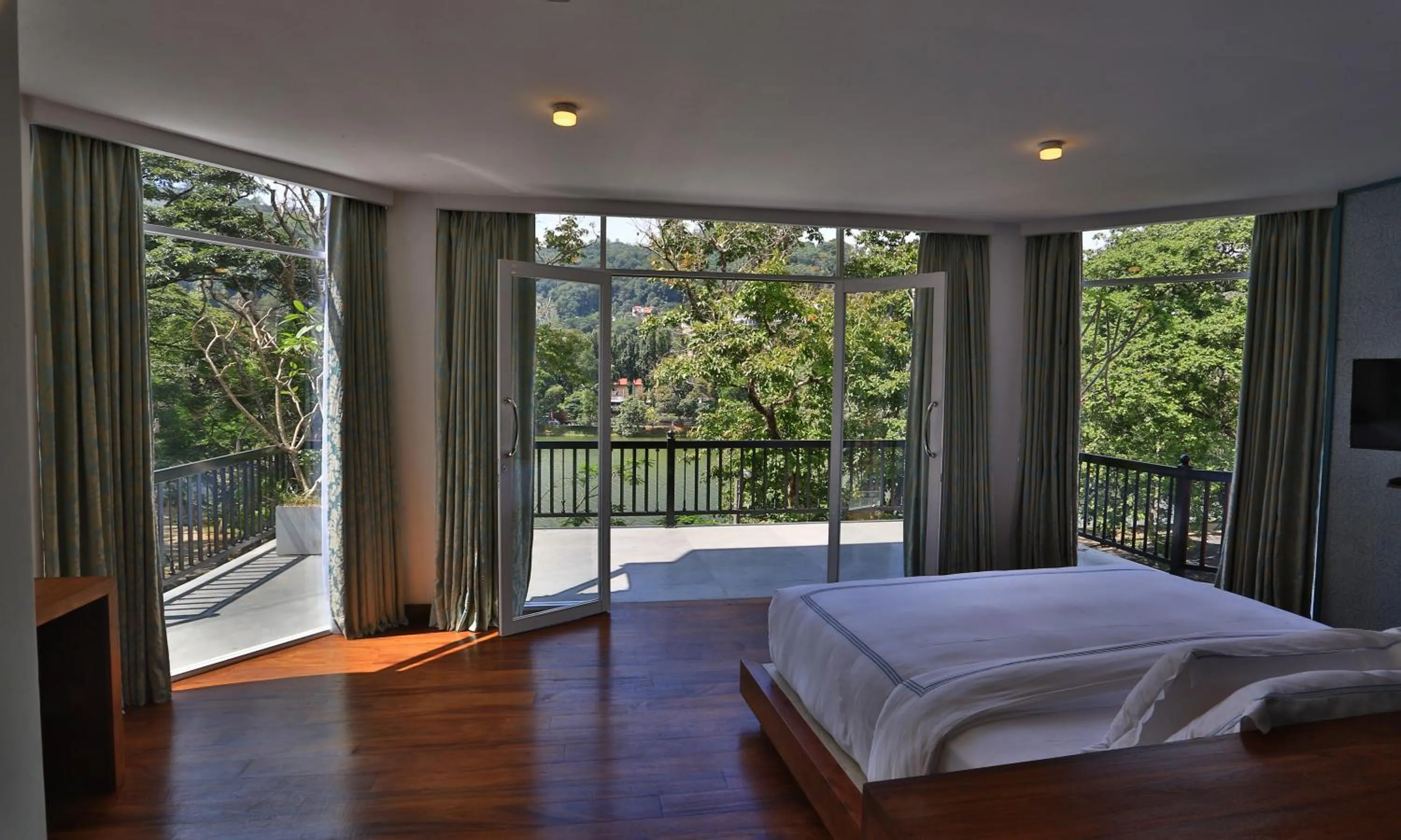 Lake view, Bed in Viyana Boutique Hotel