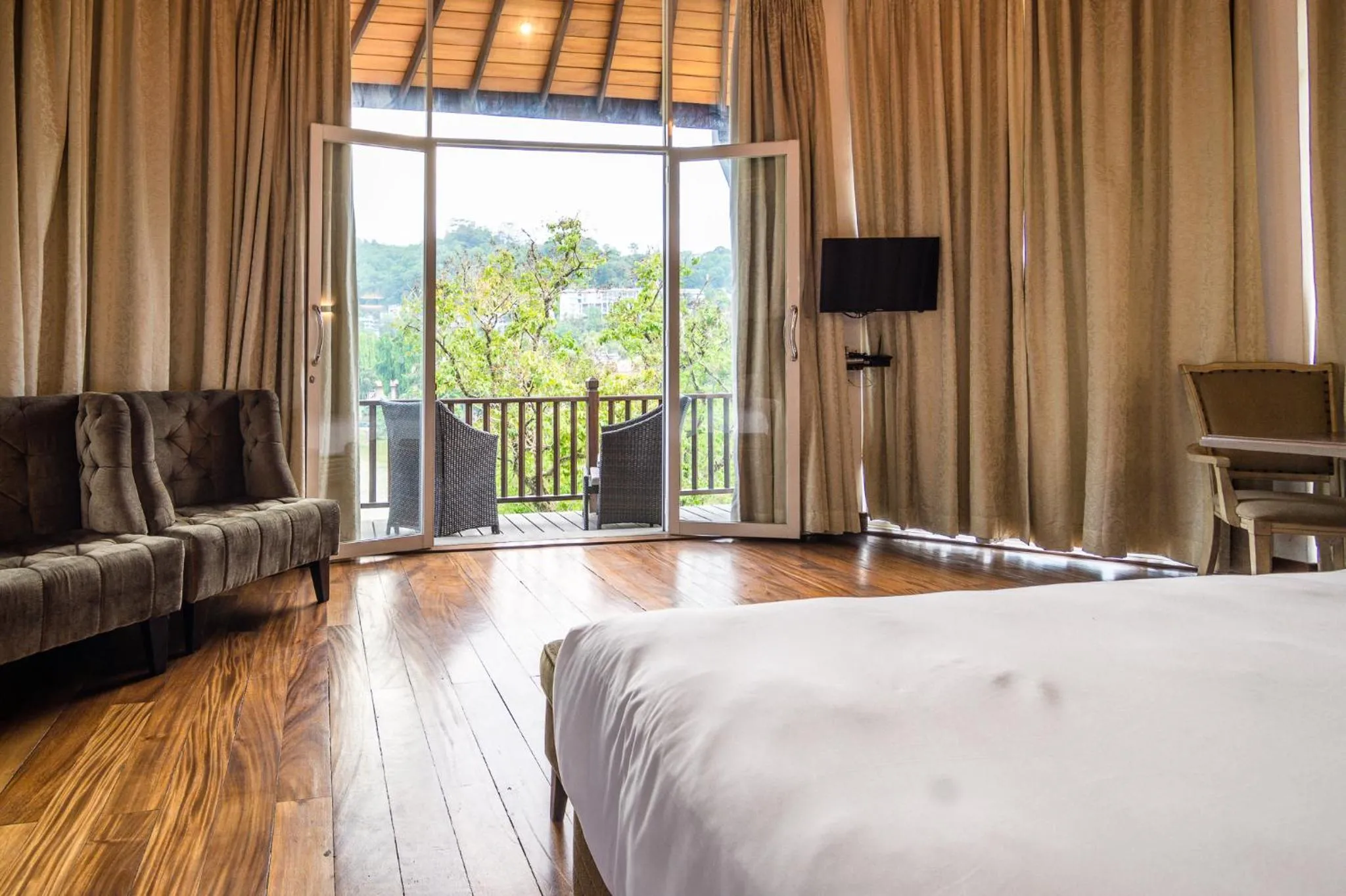 Lake view, Bed in Viyana Boutique Hotel