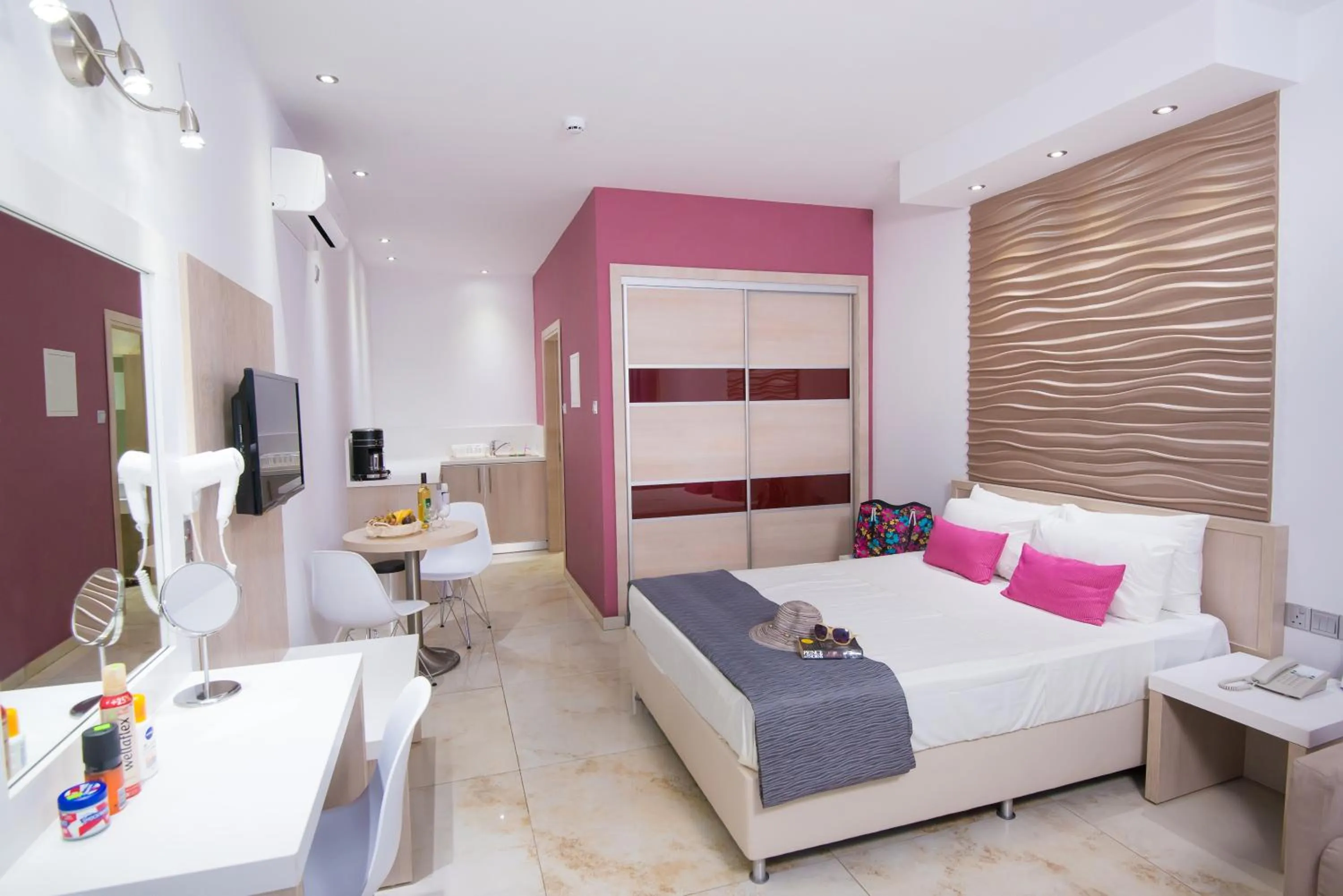 Photo of the whole room, Bed in Loutsiana Deluxe Apts