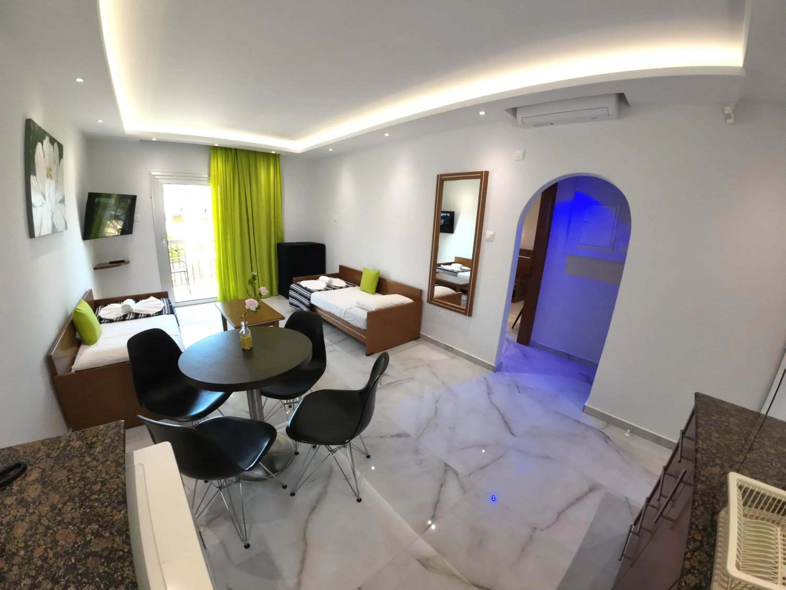 TV and multimedia in Loutsiana Deluxe Apts