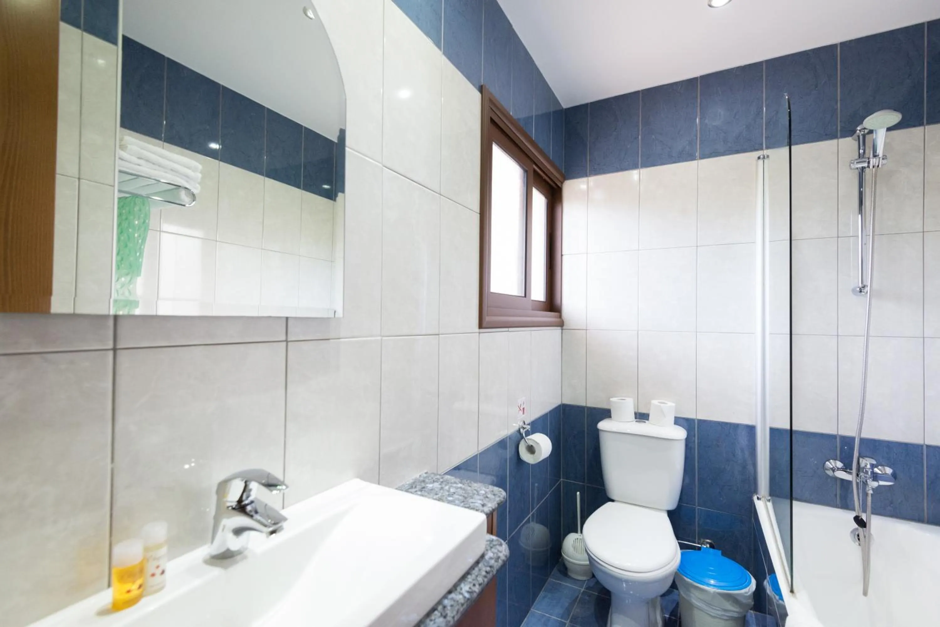 Shower in Loutsiana Deluxe Apts