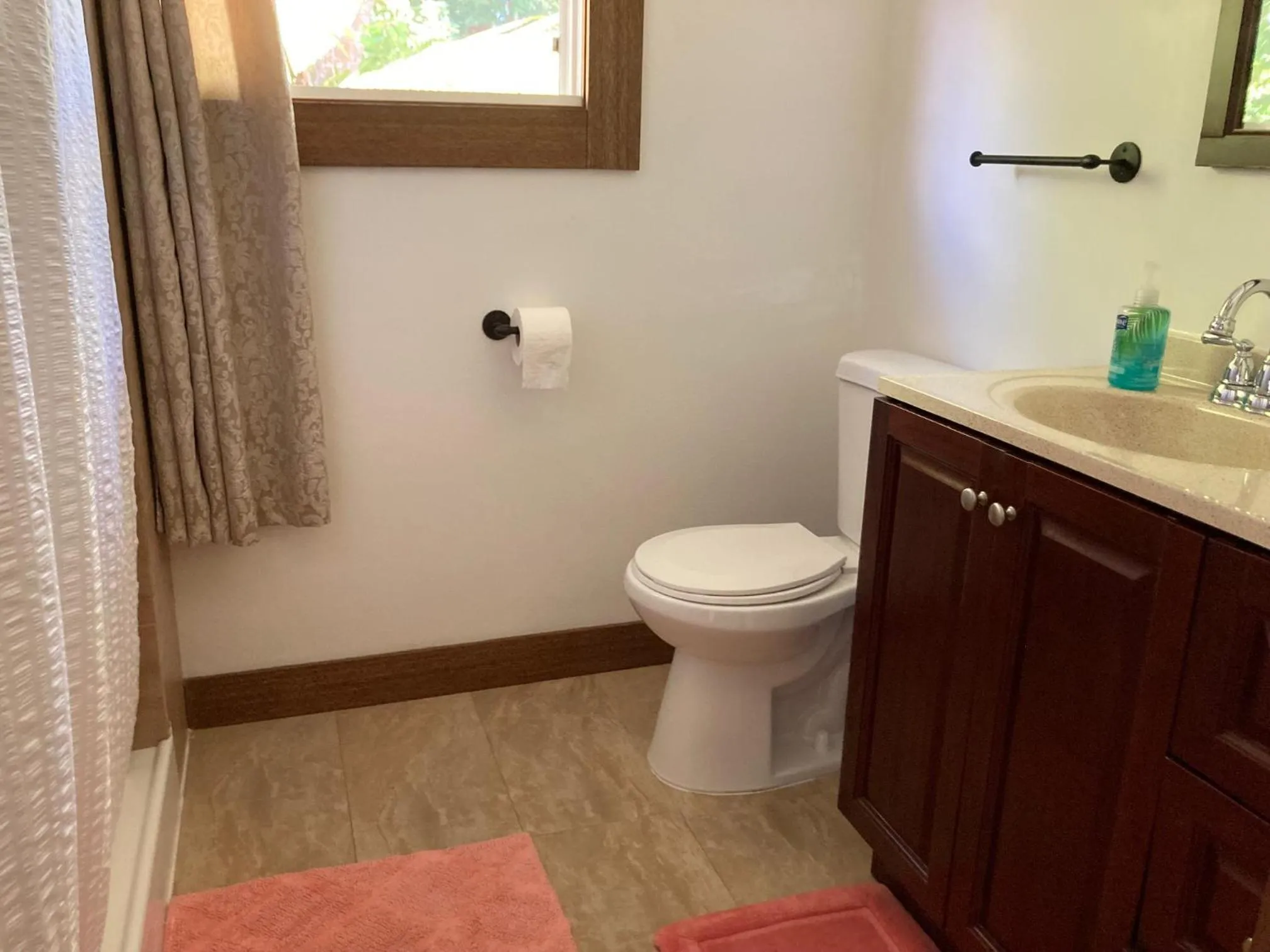 Bathroom in Hilo Bay Oceanfront Bed and Breakfast