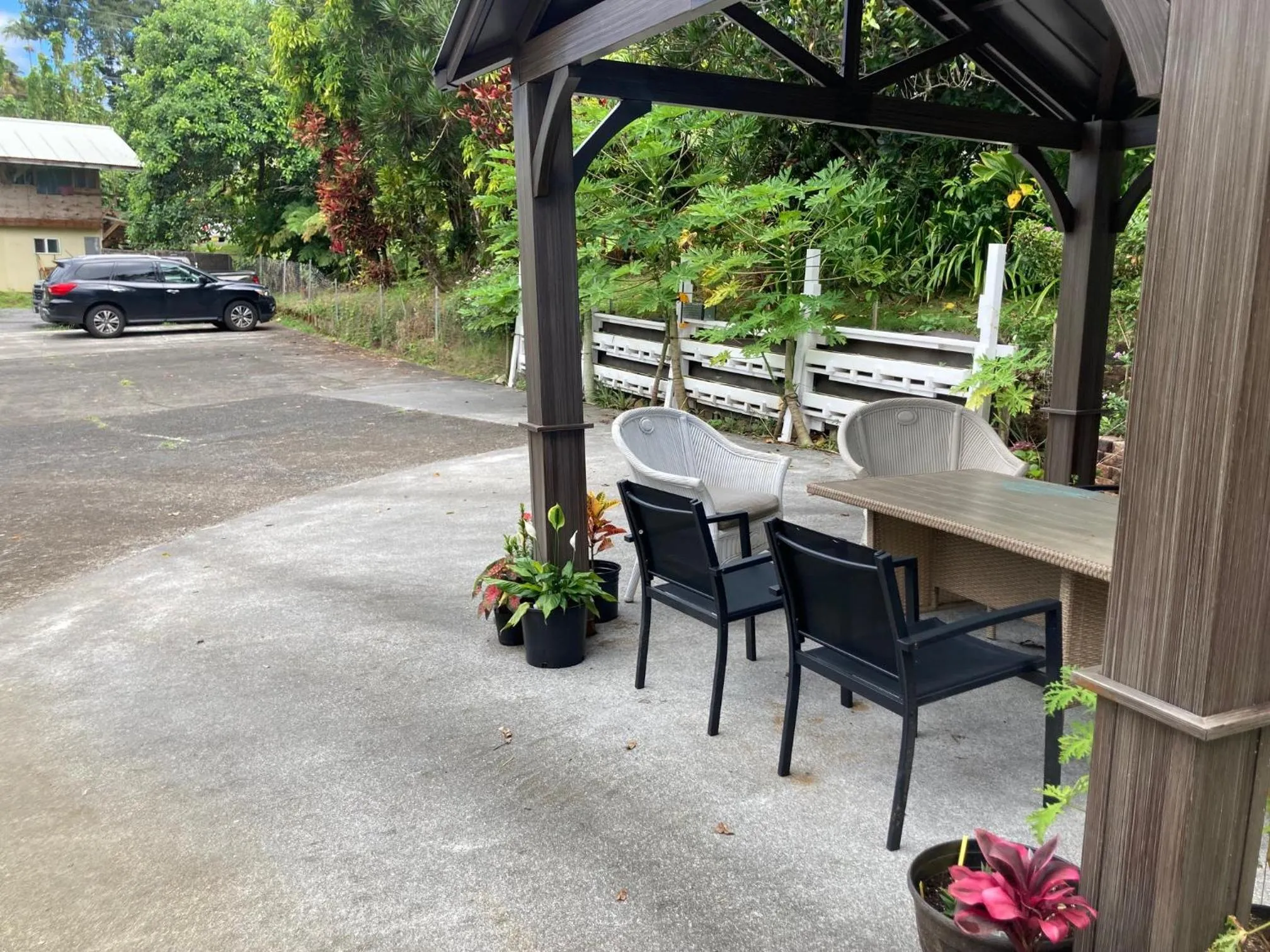 Parking in Hilo Bay Oceanfront Bed and Breakfast