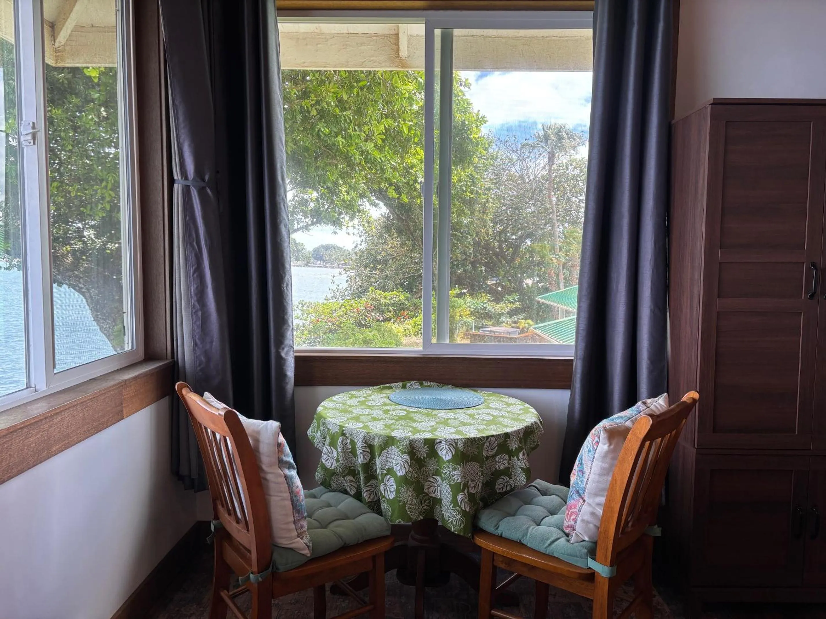 Seating area in Hilo Bay Oceanfront Bed and Breakfast