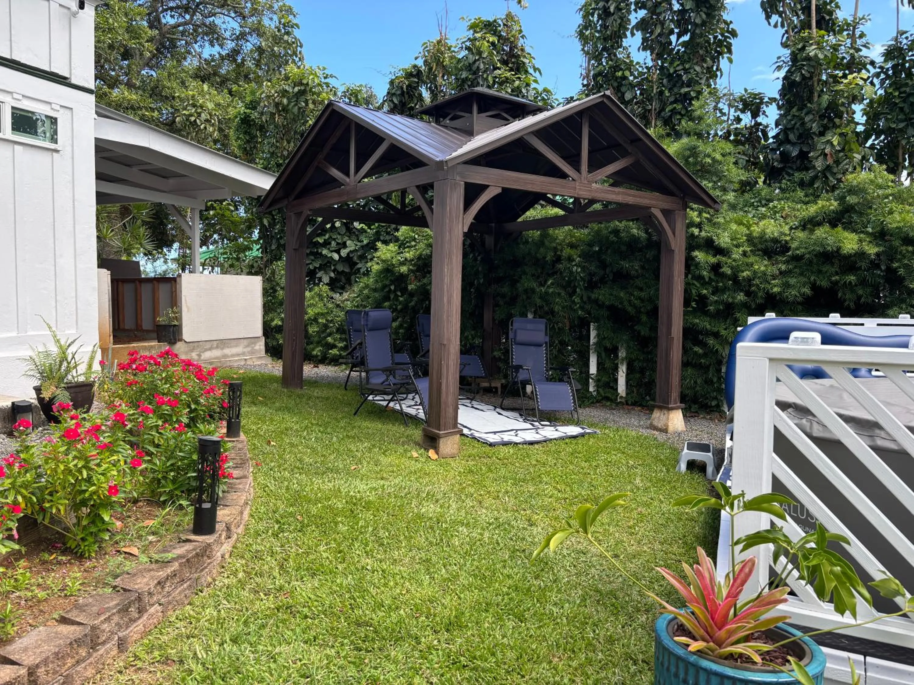 Swimming pool in Hilo Bay Oceanfront Bed and Breakfast