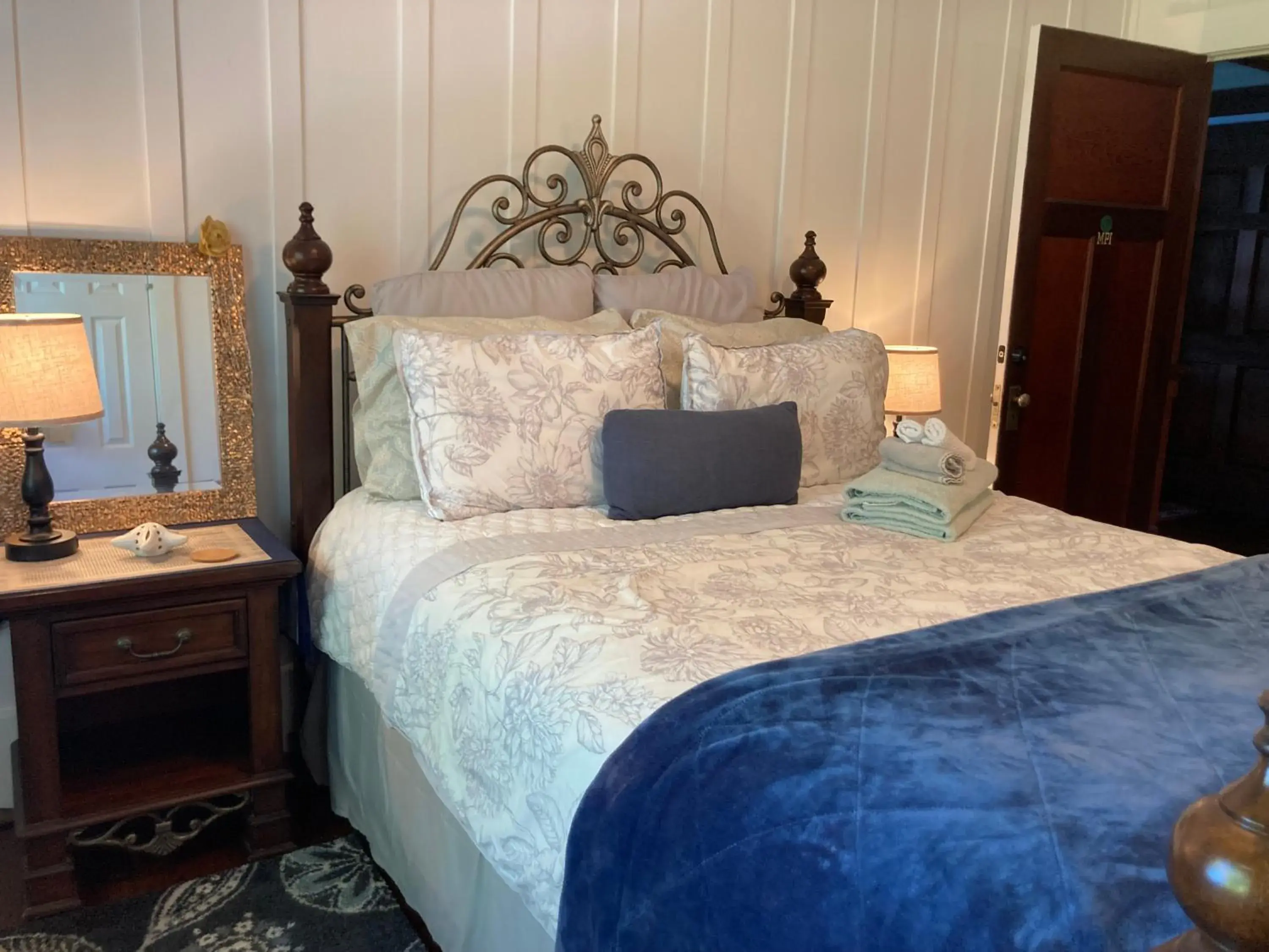 Queen Suite with Garden and Partial Bay View - single occupancy in Hilo Bay Oceanfront Bed and Breakfast Queen Suite with Garden and Partial Bay View - single occupancy in Hilo Bay Oceanfront Bed and Breakfast