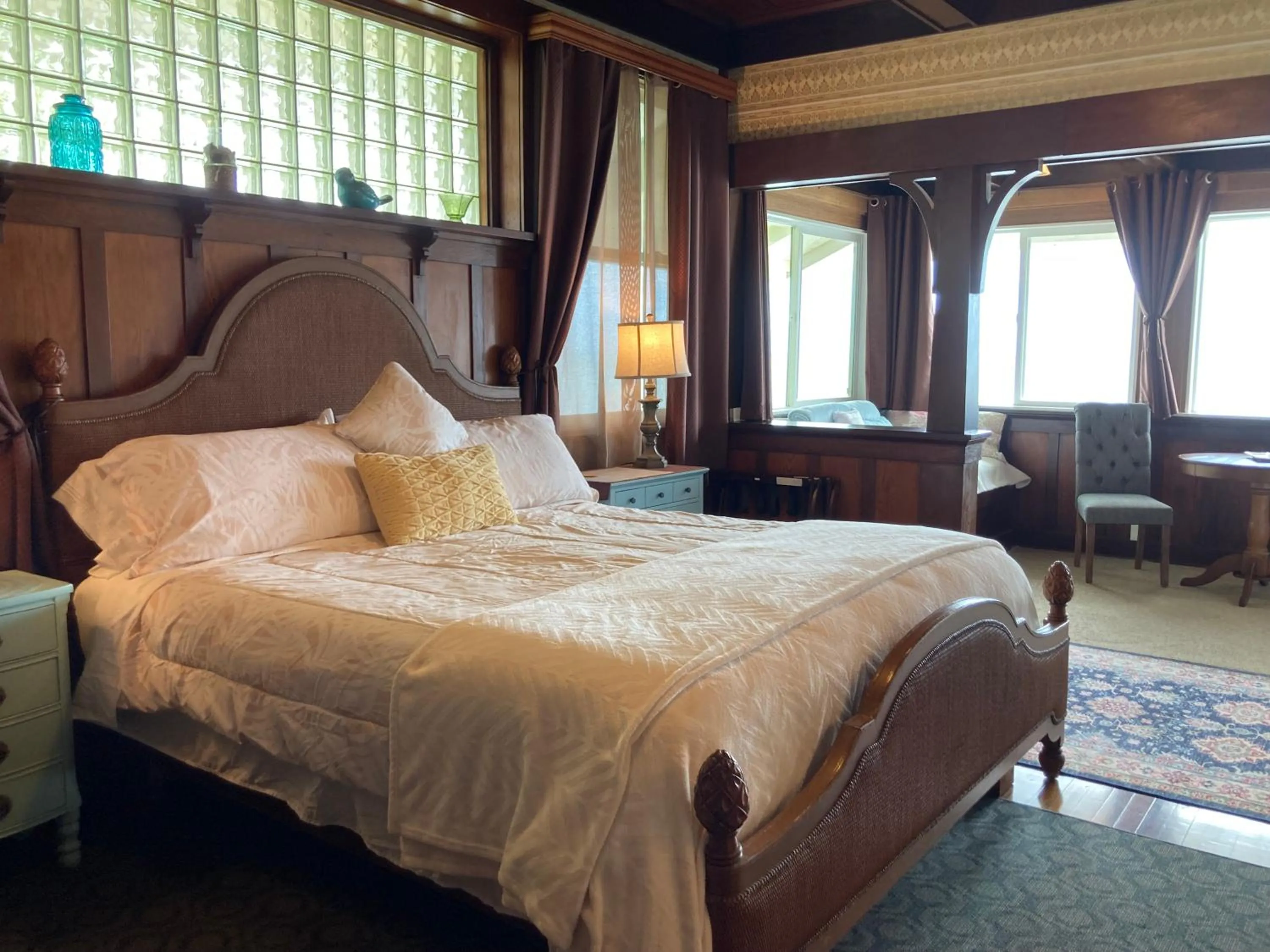 Bed in Hilo Bay Oceanfront Bed and Breakfast