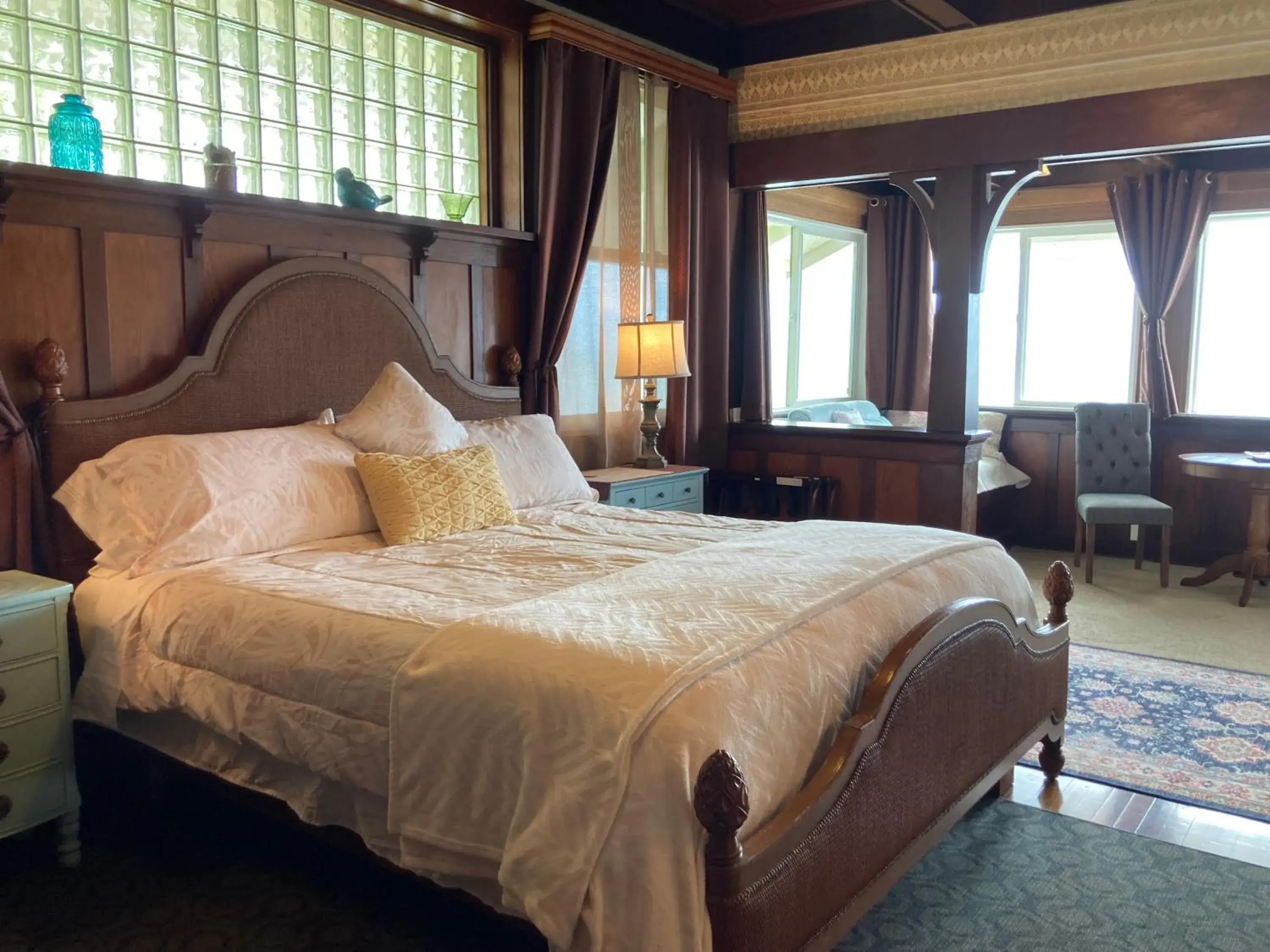 King Suite with Ocean View - single occupancy in Hilo Bay Oceanfront Bed and Breakfast King Suite with Ocean View - single occupancy in Hilo Bay Oceanfront Bed and Breakfast