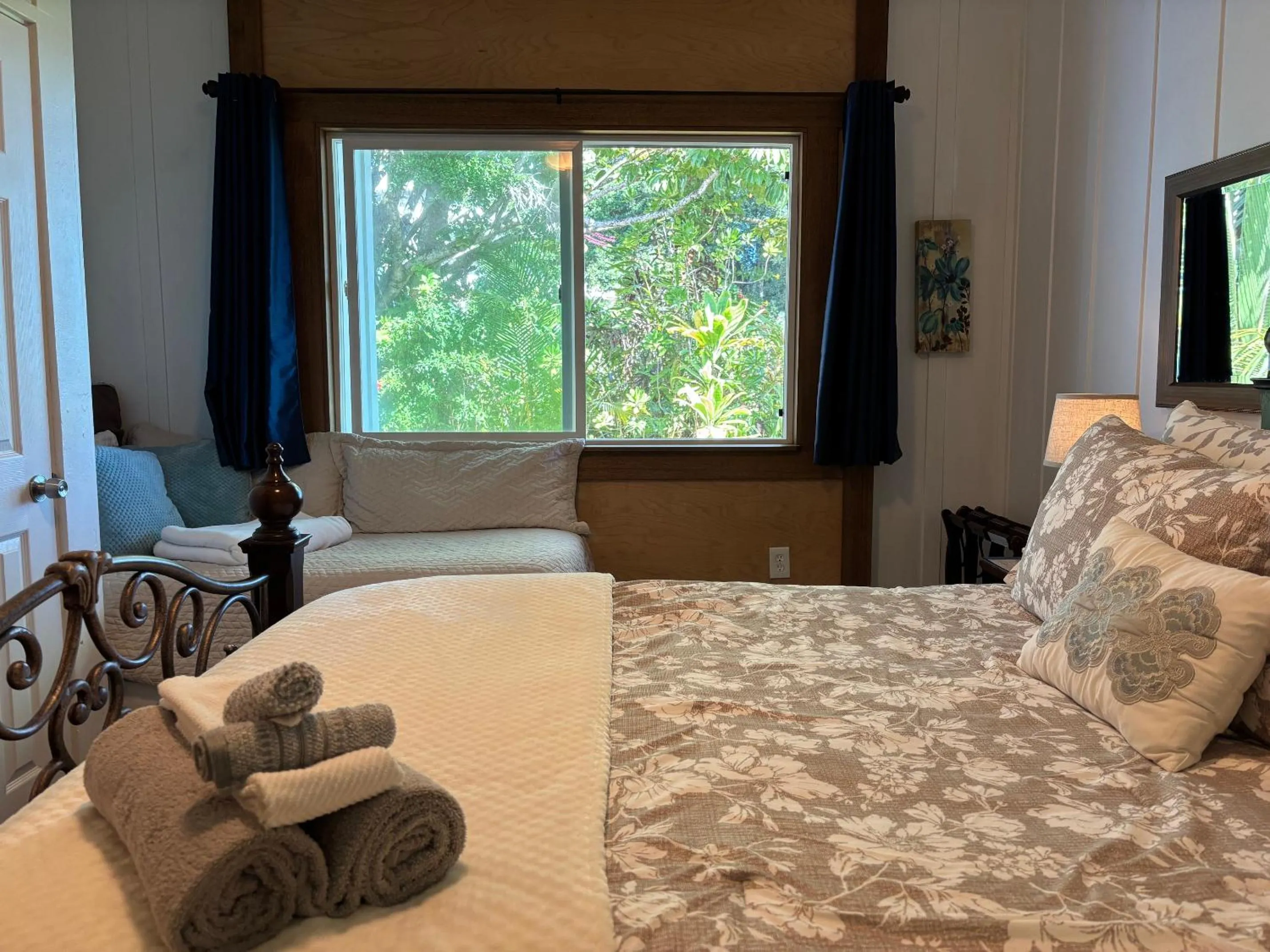 Bedroom, Bed in Hilo Bay Oceanfront Bed and Breakfast