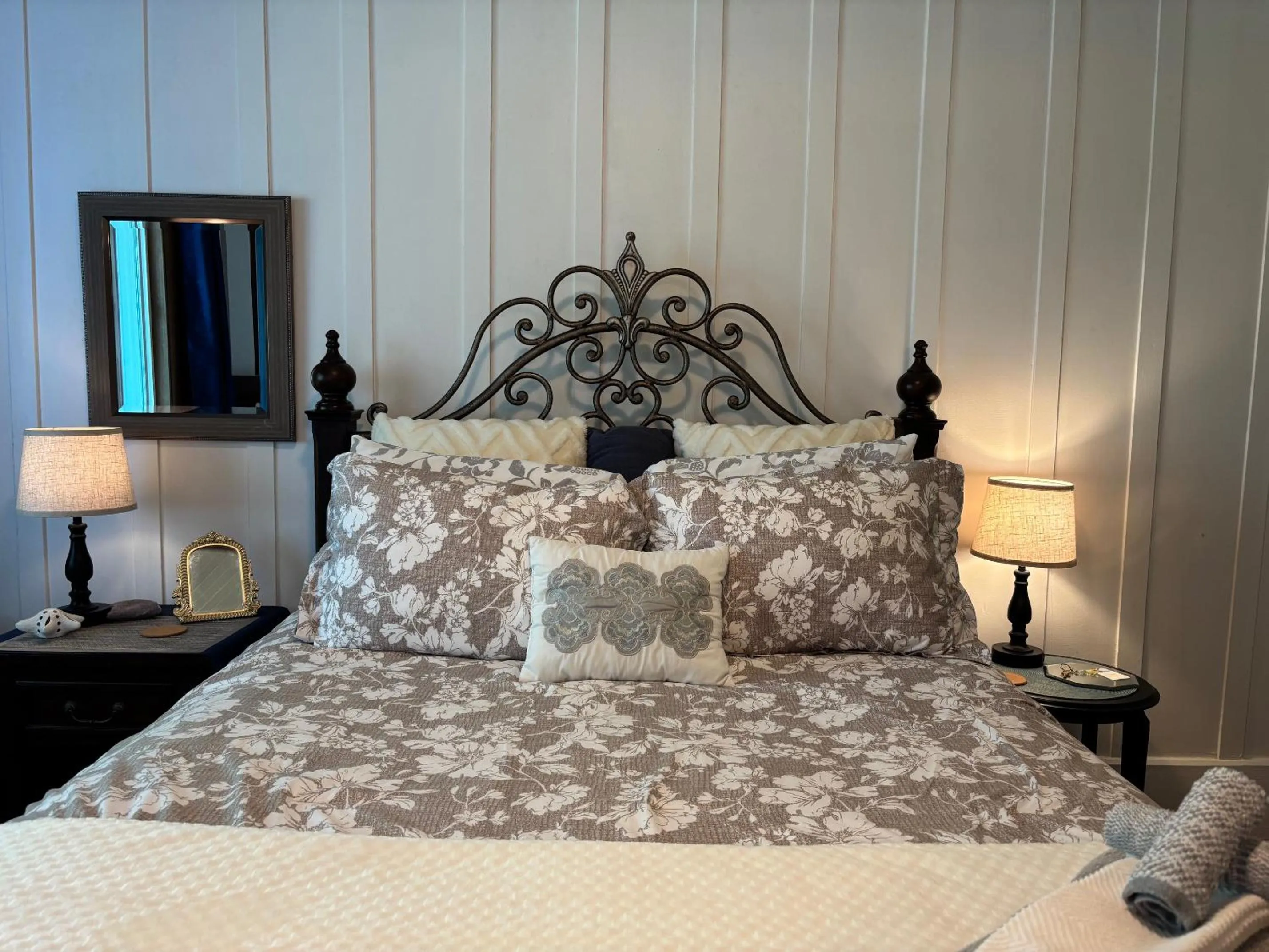 Bed in Hilo Bay Oceanfront Bed and Breakfast