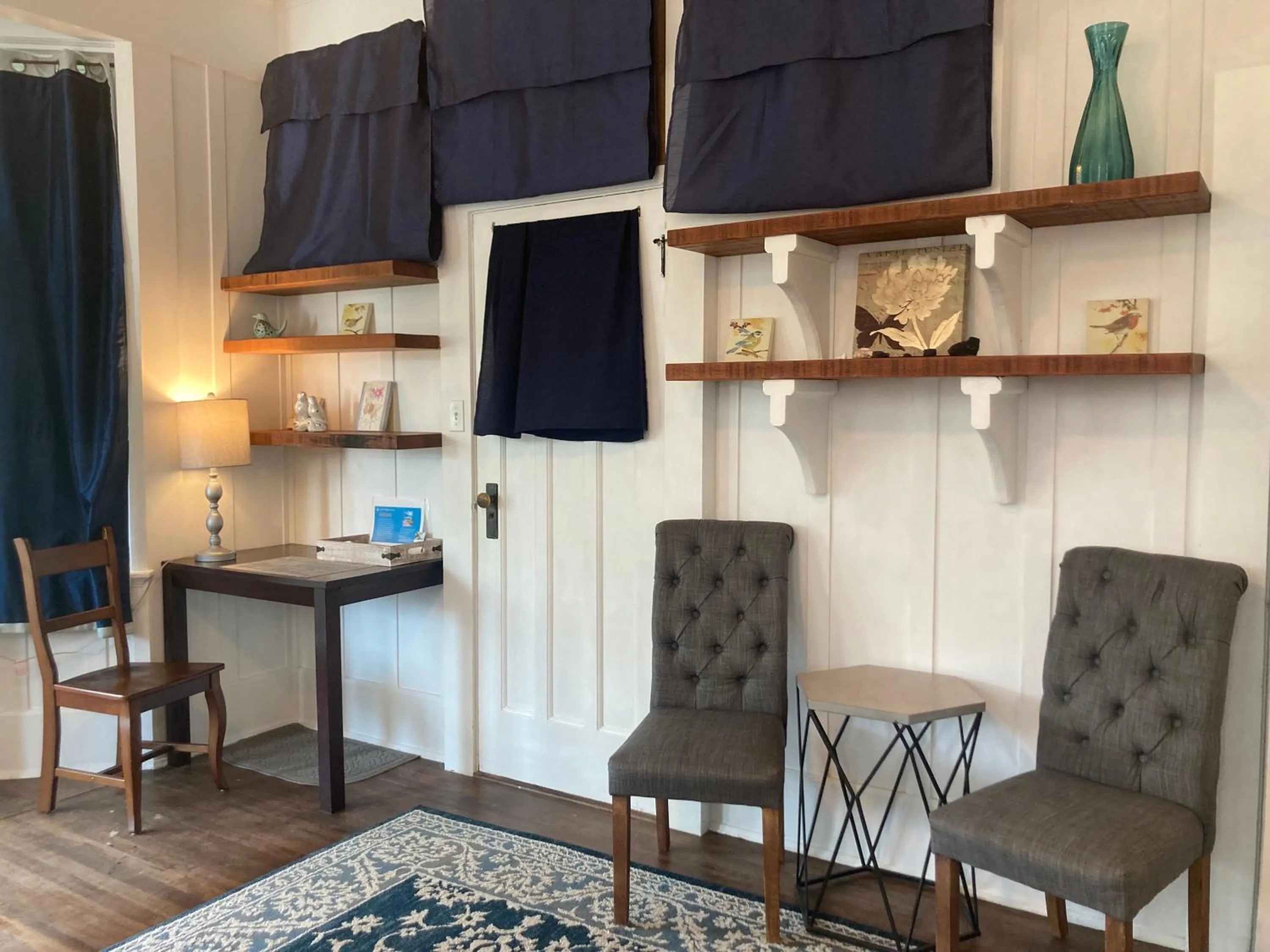 Seating area in Hilo Bay Oceanfront Bed and Breakfast