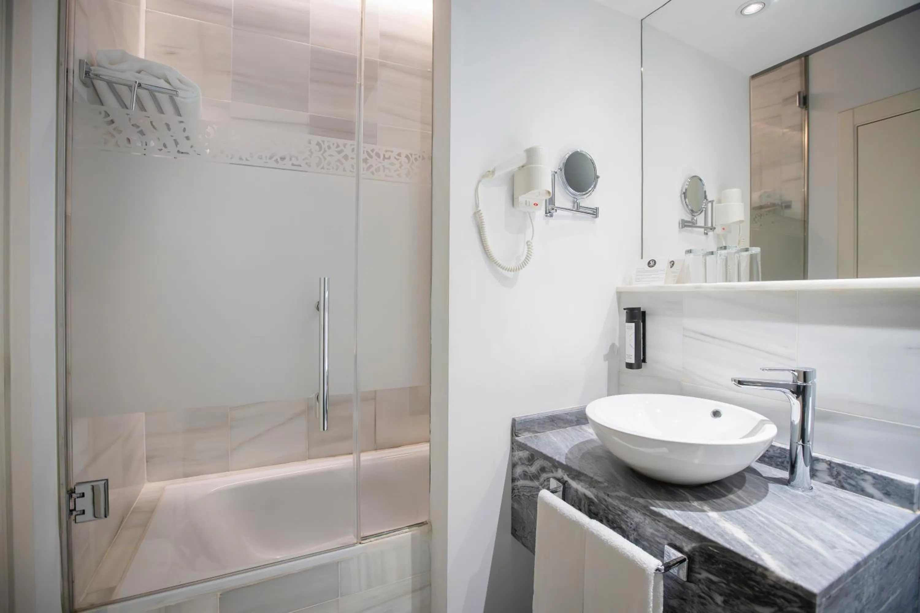 Bathroom in Soho Boutique Capuchinos & Spa