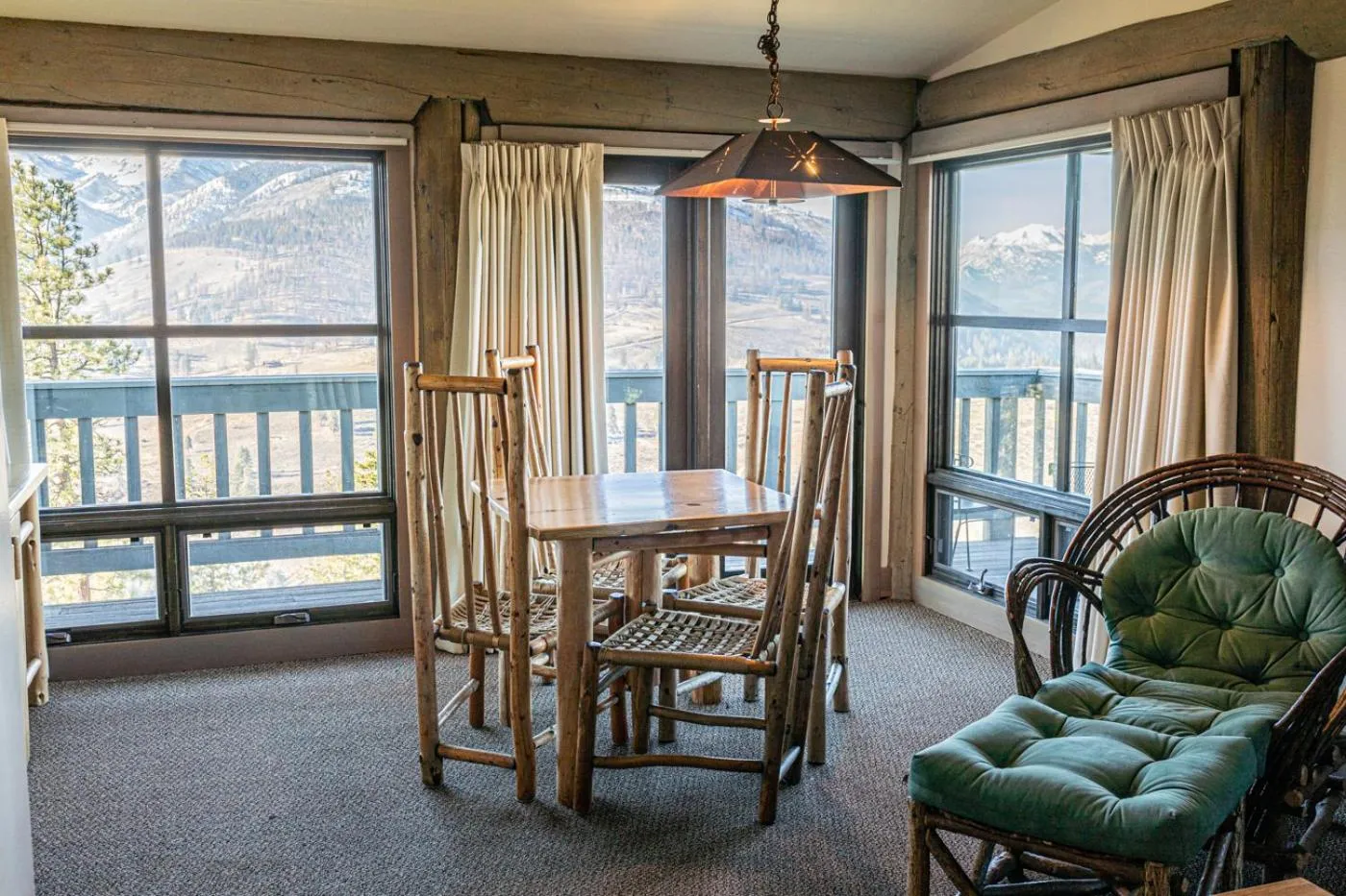 Seating area in Sun Mountain Lodge