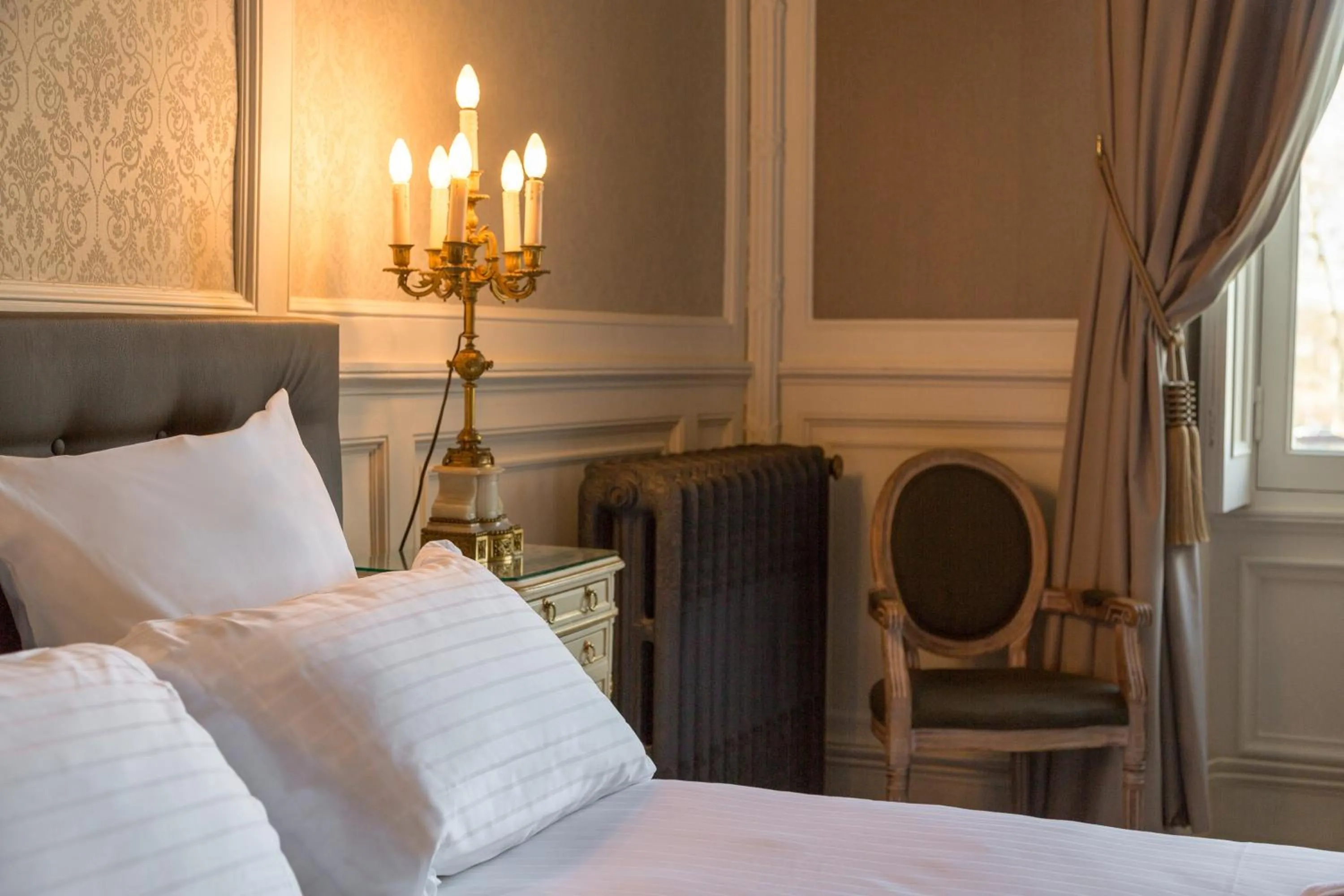 Photo of the whole room, Bed in The Originals le Château de Dissay Poitiers