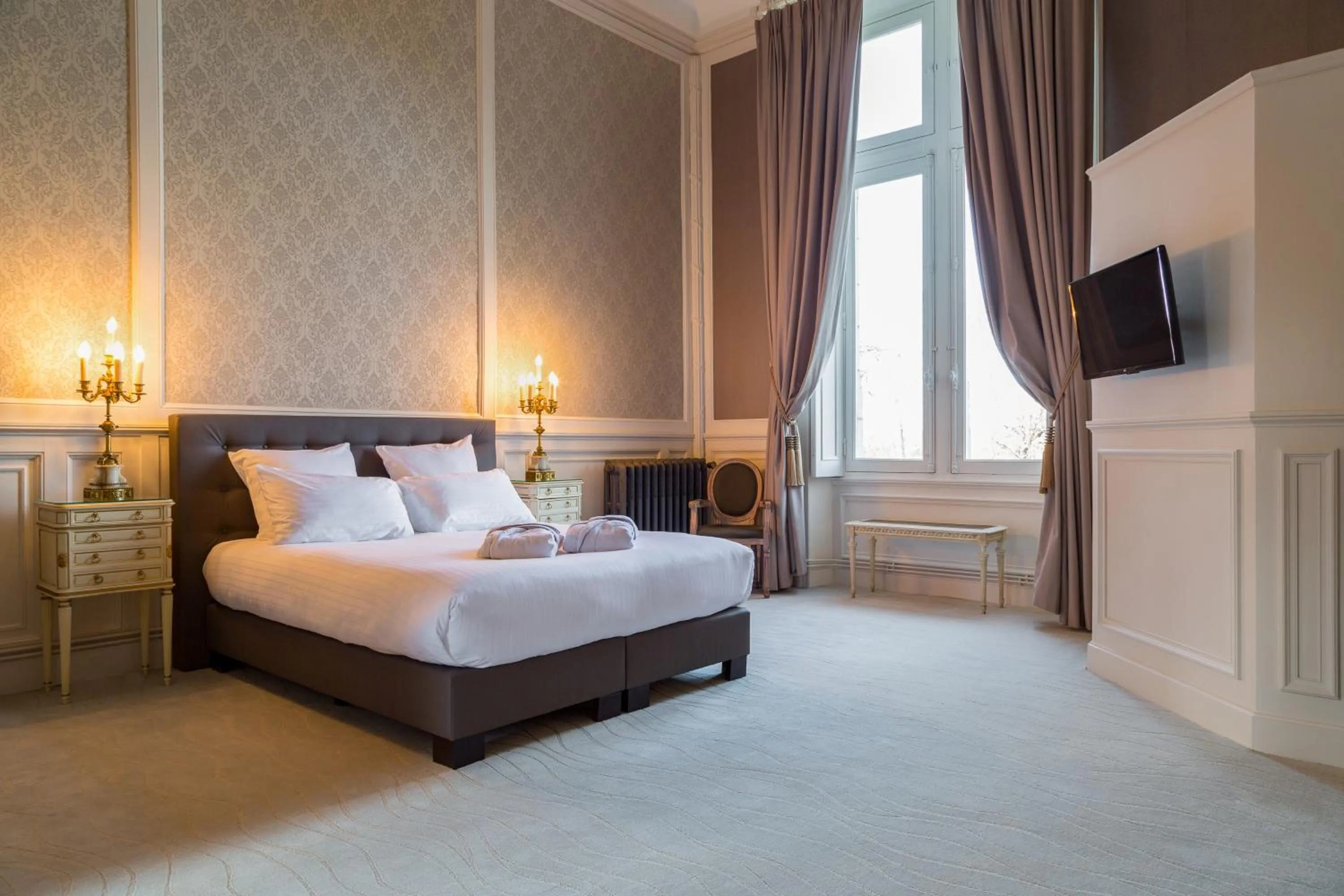 Photo of the whole room, Bed in The Originals le Château de Dissay Poitiers