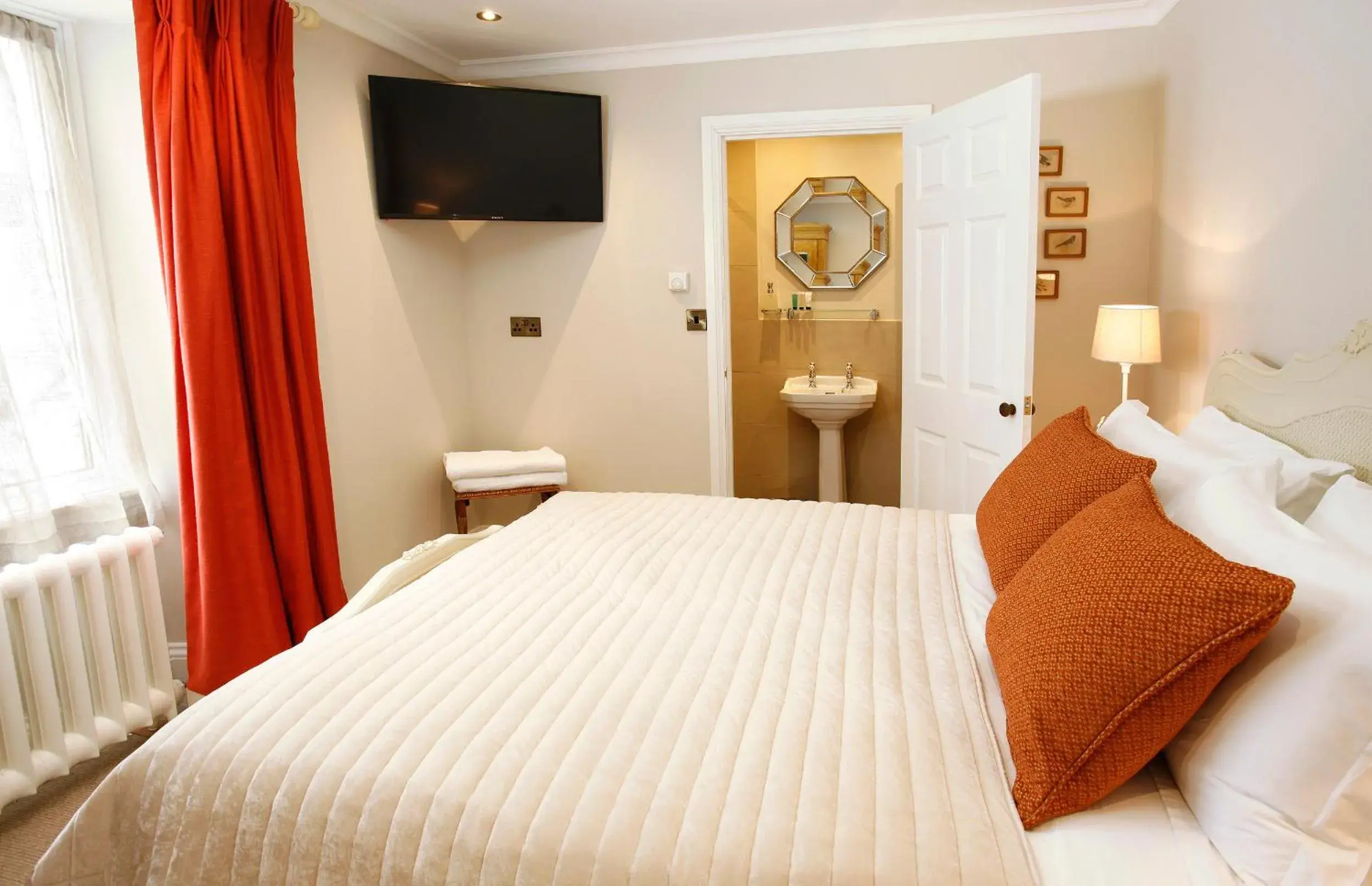 Classic King Room 2 w/shower in Victoria House Classic King Room 2 w/shower in Victoria House