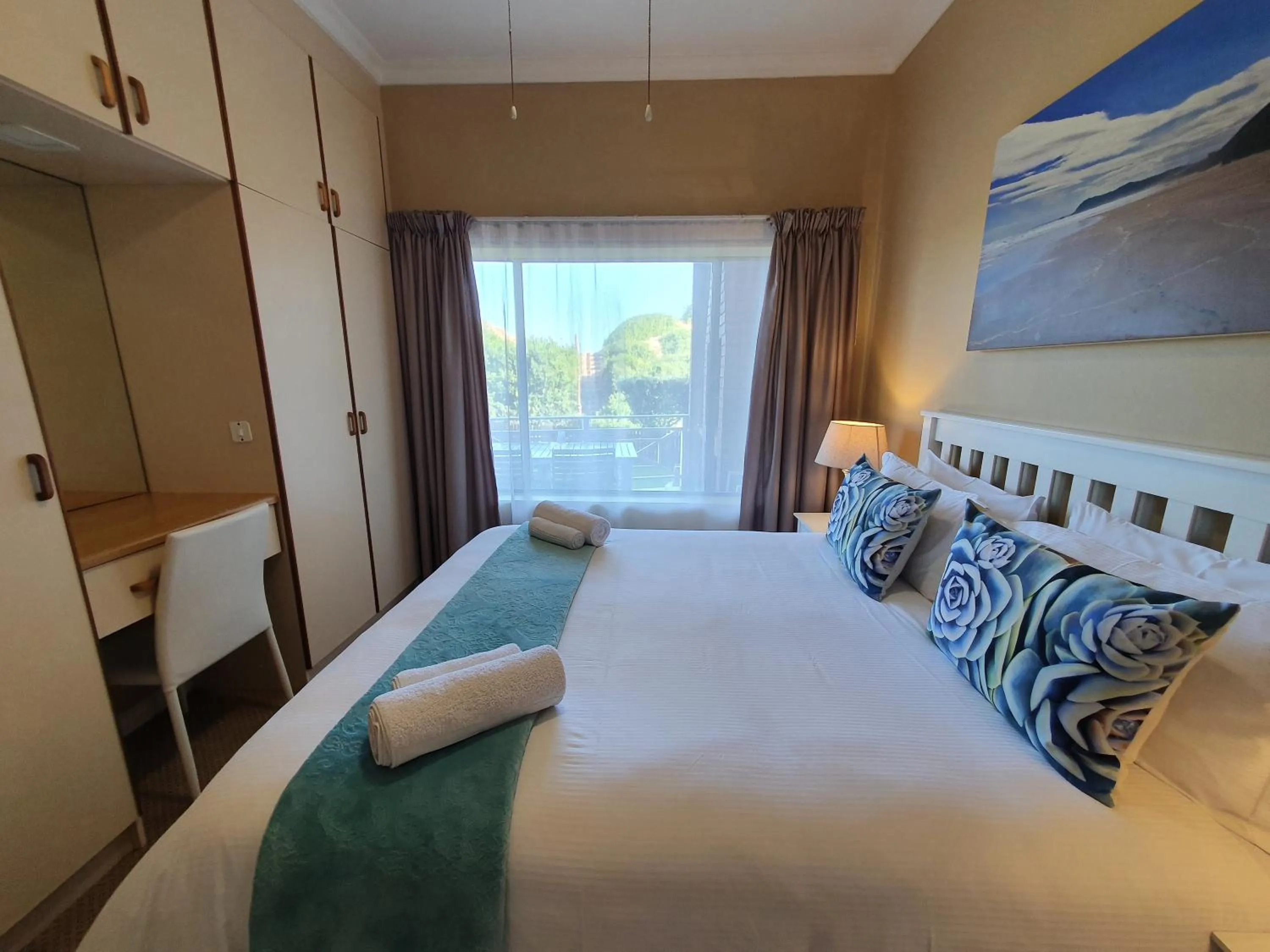 Bedroom, Bed in The Gull