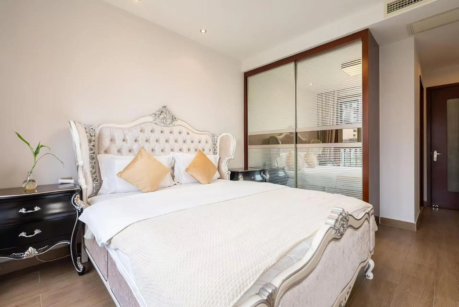 Bed in Sanya Yikehai View Apartments