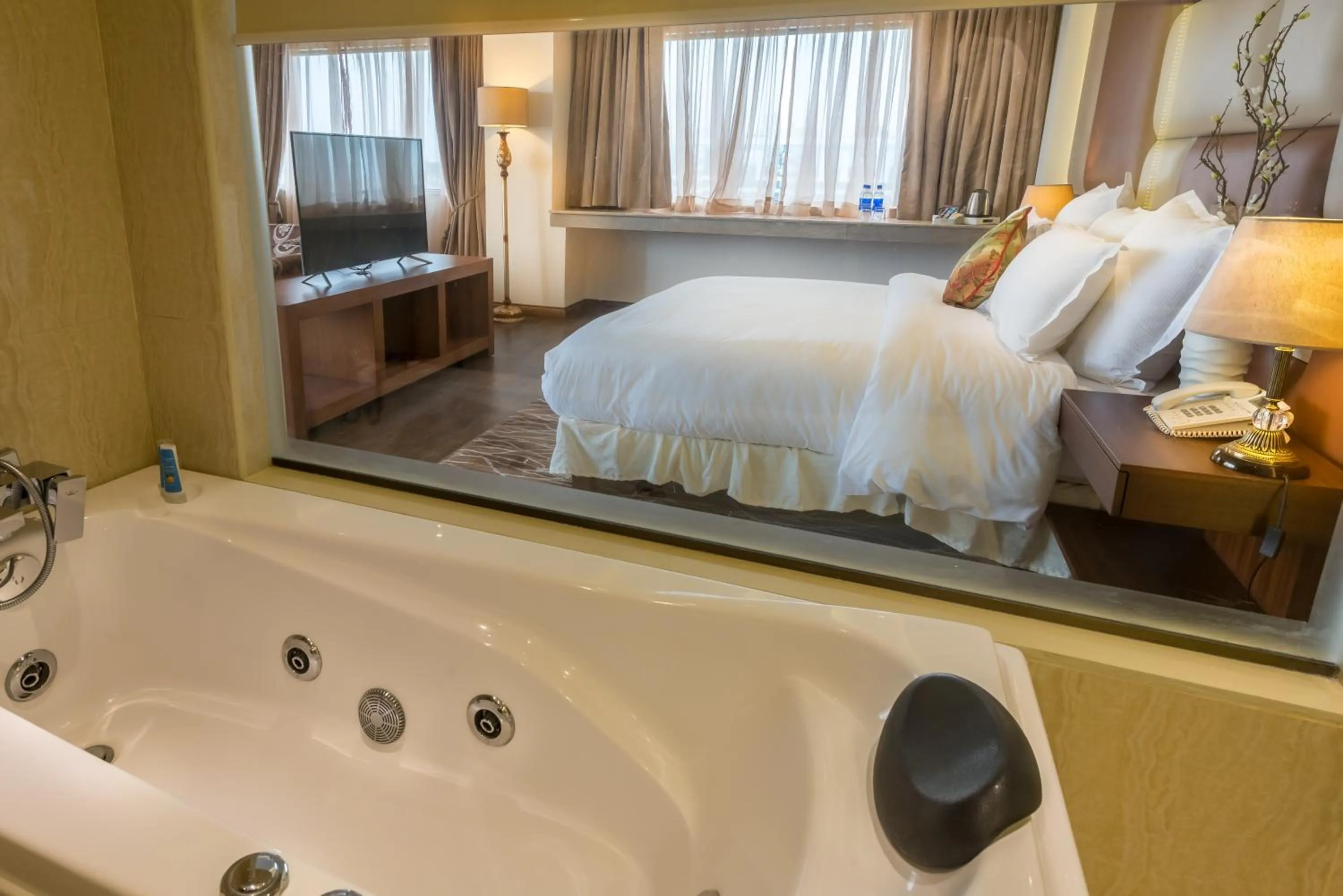 Bathroom, Bed in Luxus Grand Hotel