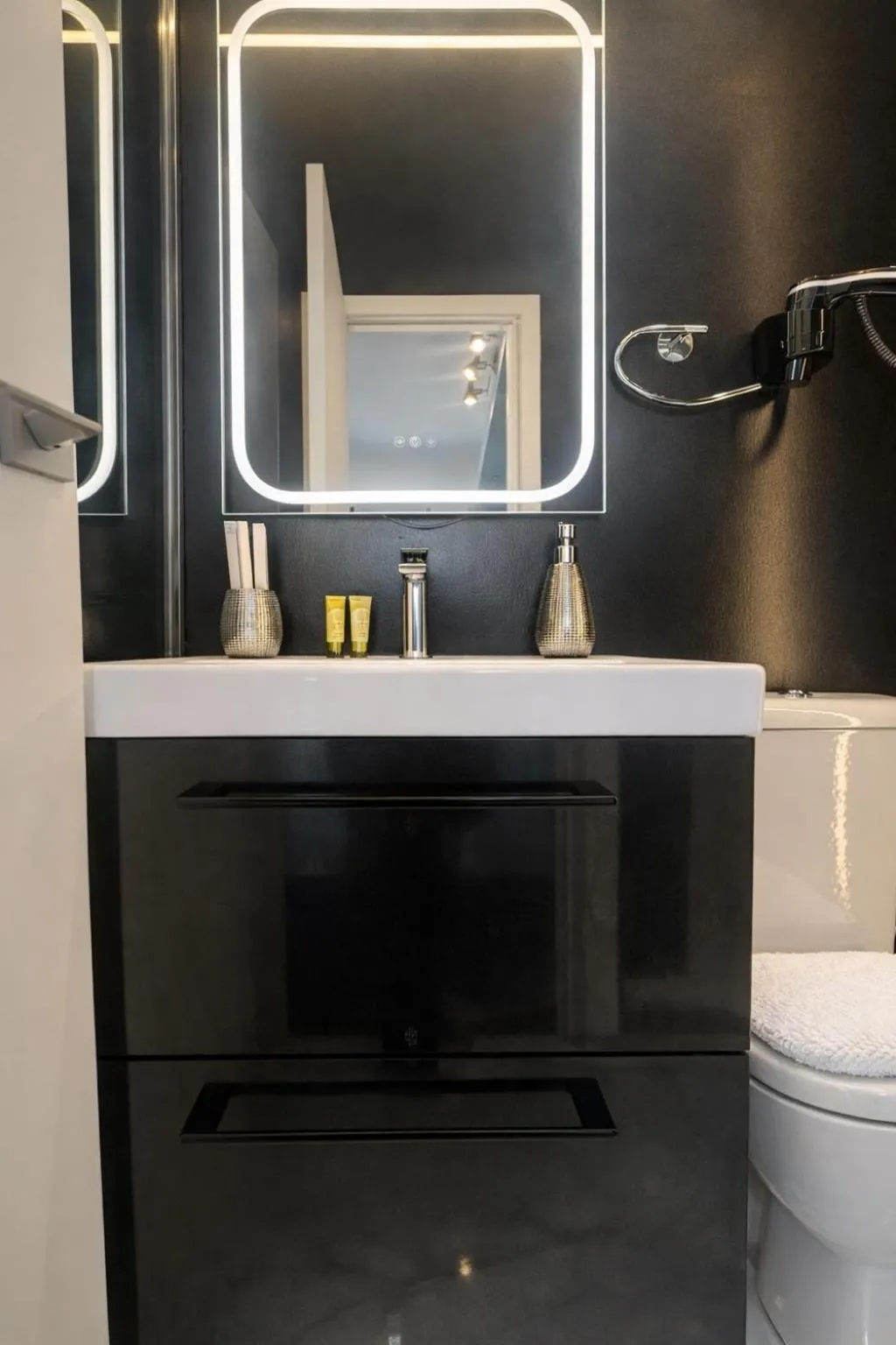 Toilet in Elite Ermou Suites