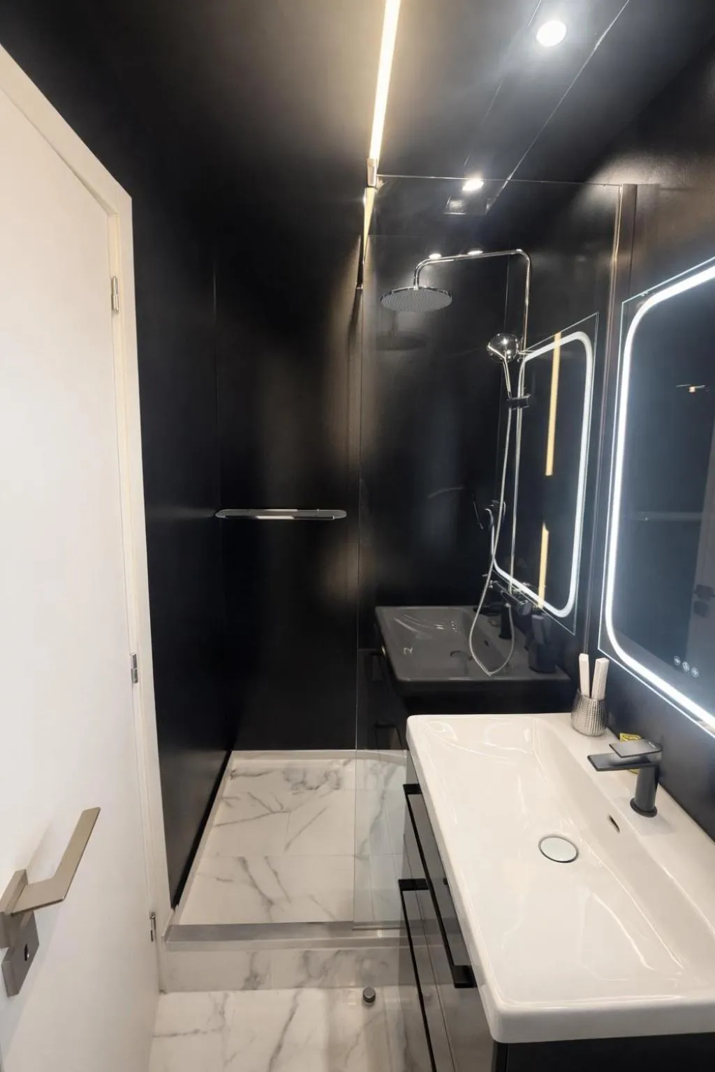 Shower in Elite Ermou Suites