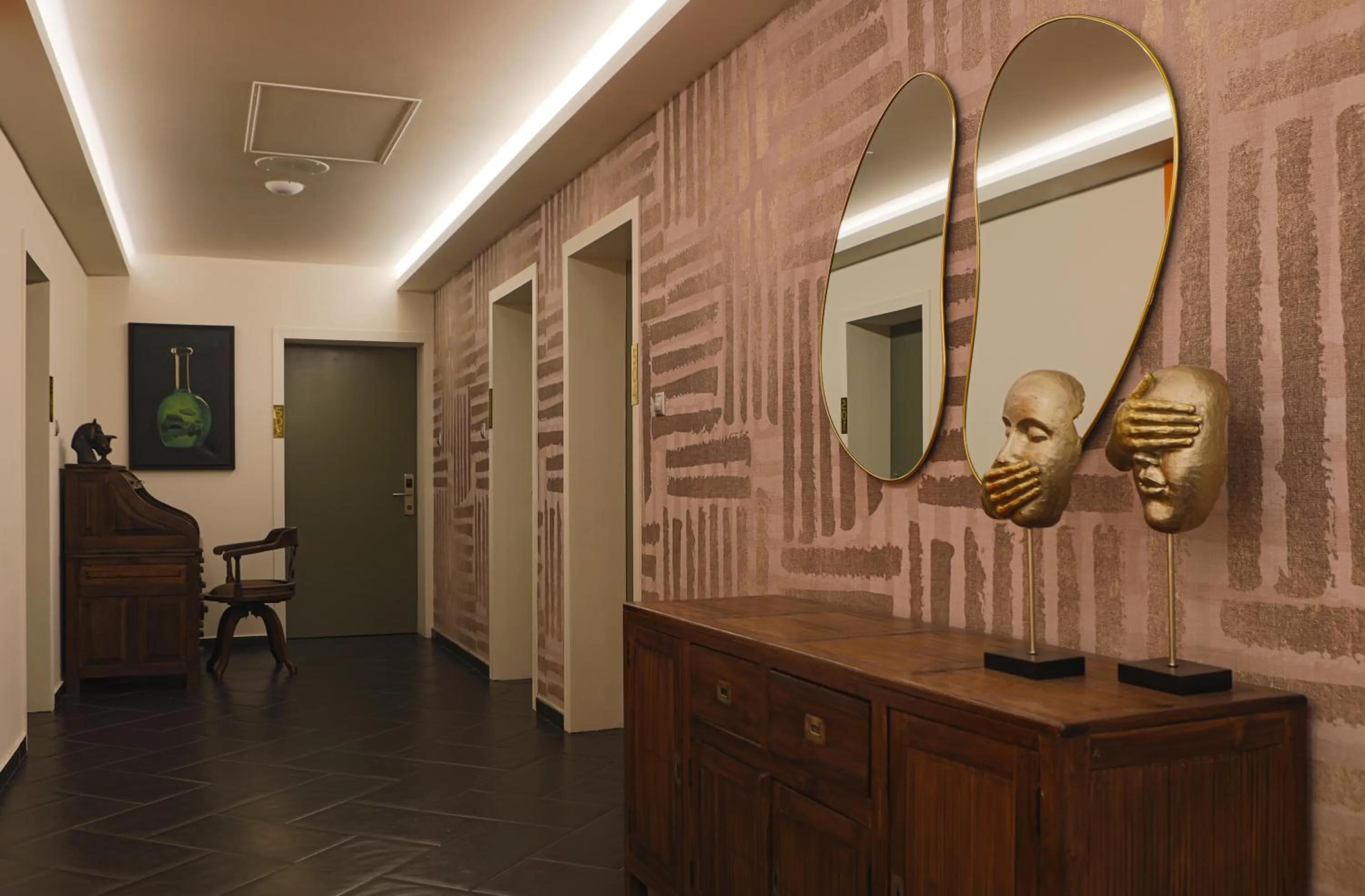 Communal lounge/ TV room in Elite Ermou Suites