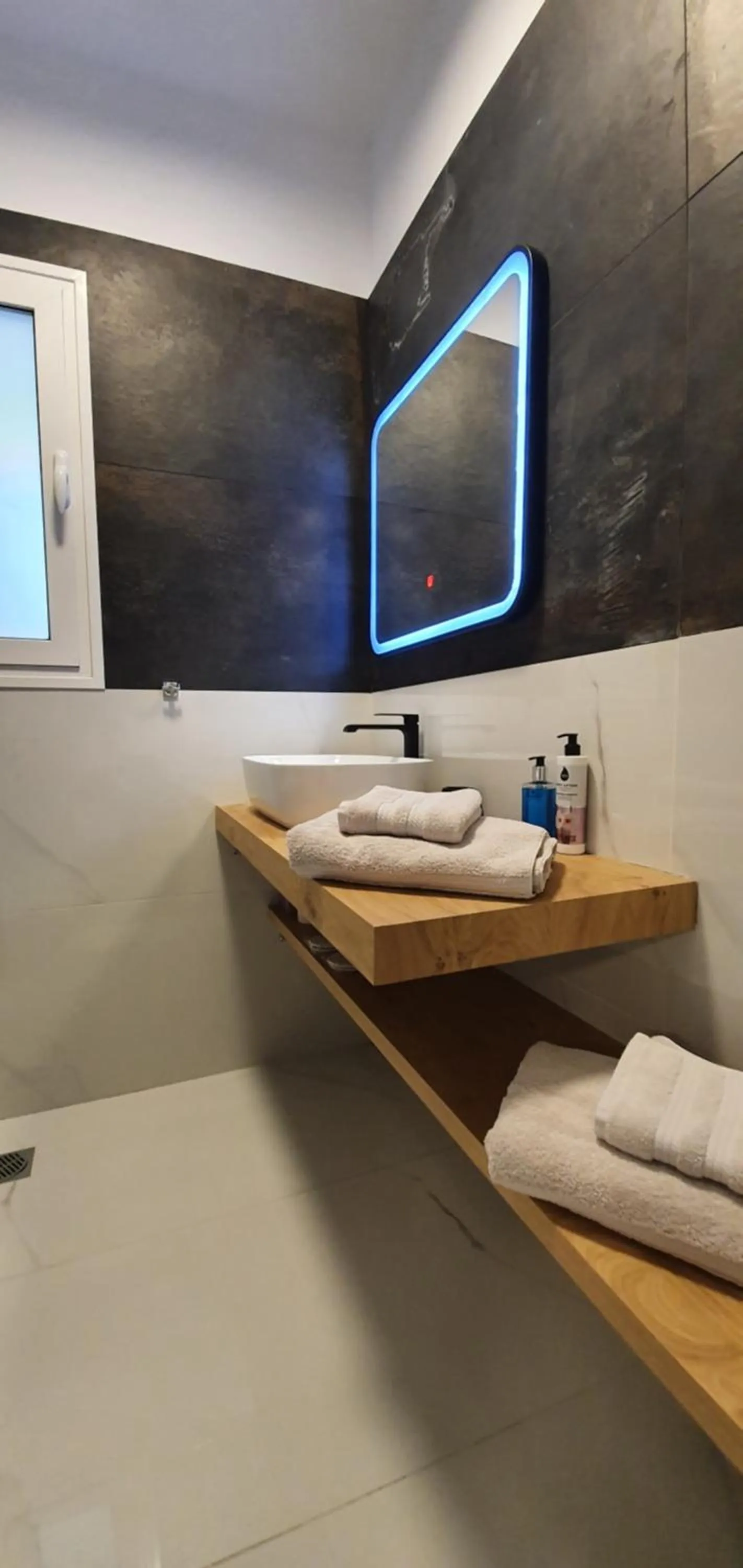 Bathroom in GK Athens by GK Properties