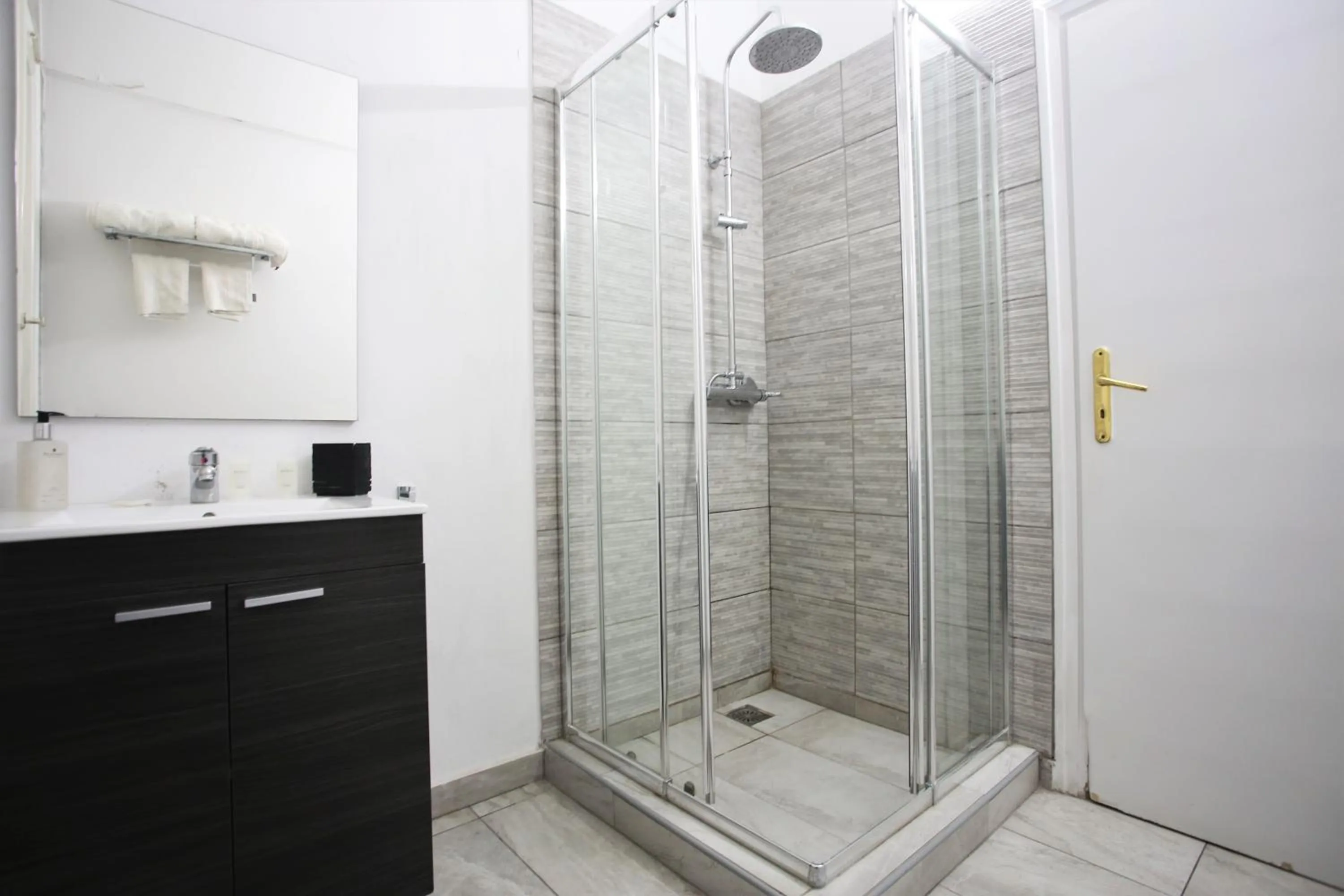 Shower in GK Athens by GK Properties