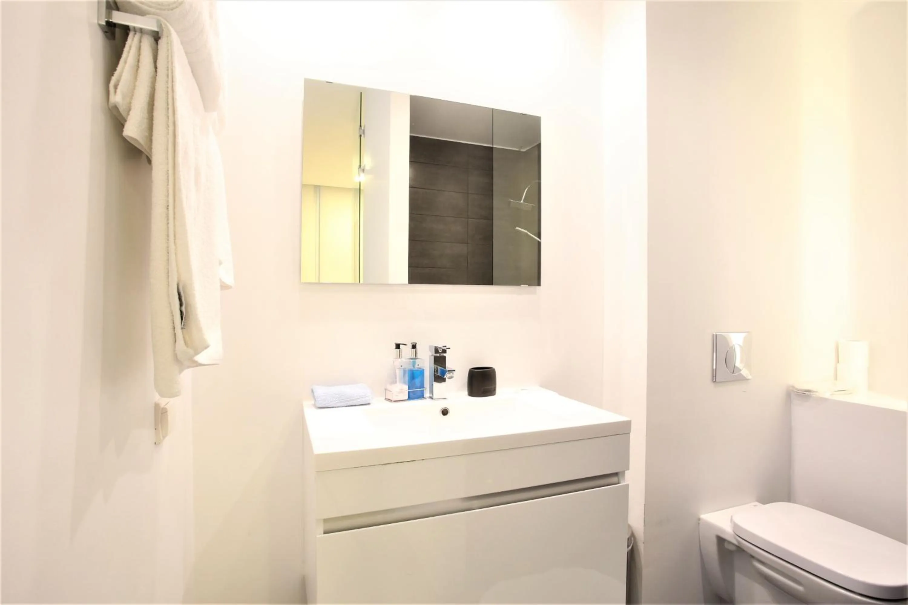 Bathroom in GK Athens by GK Properties