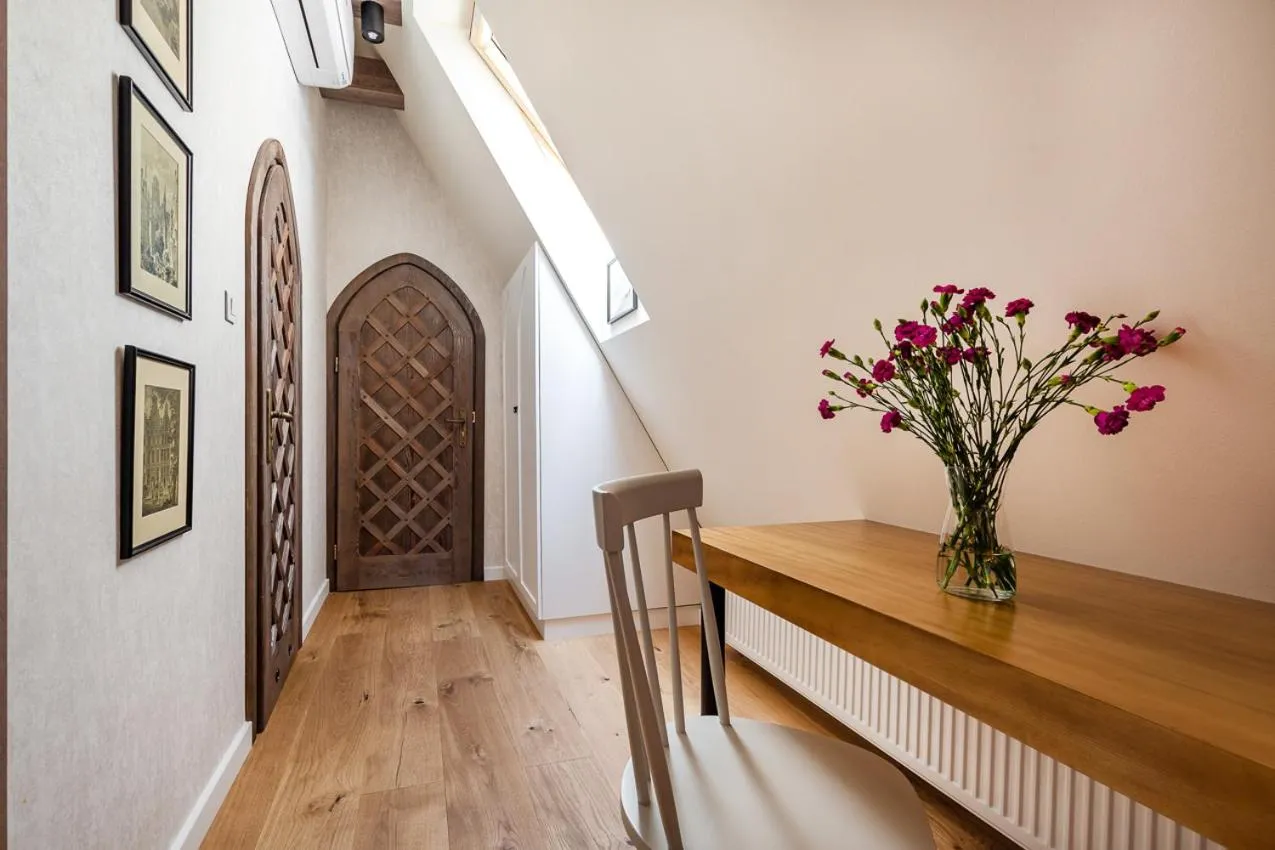 Photo of the whole room in Gotyk House