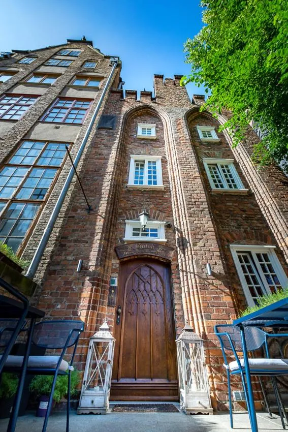 Facade/entrance in Gotyk House