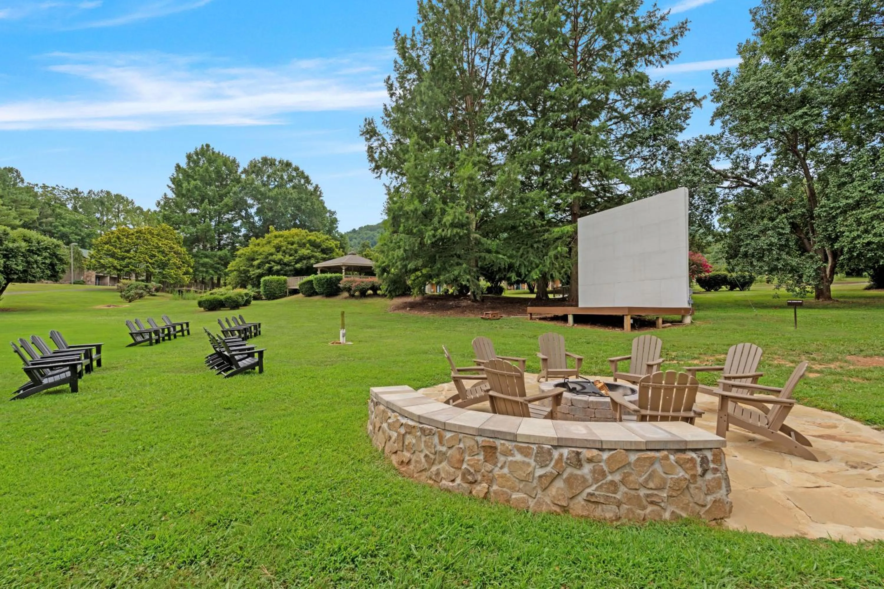 Evening entertainment in Tremont Lodge & Resort