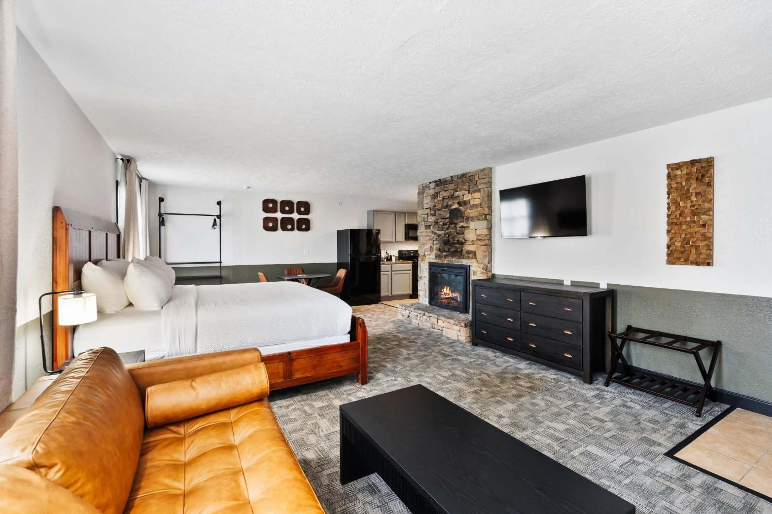 Communal lounge/ TV room, Bed in Tremont Lodge & Resort