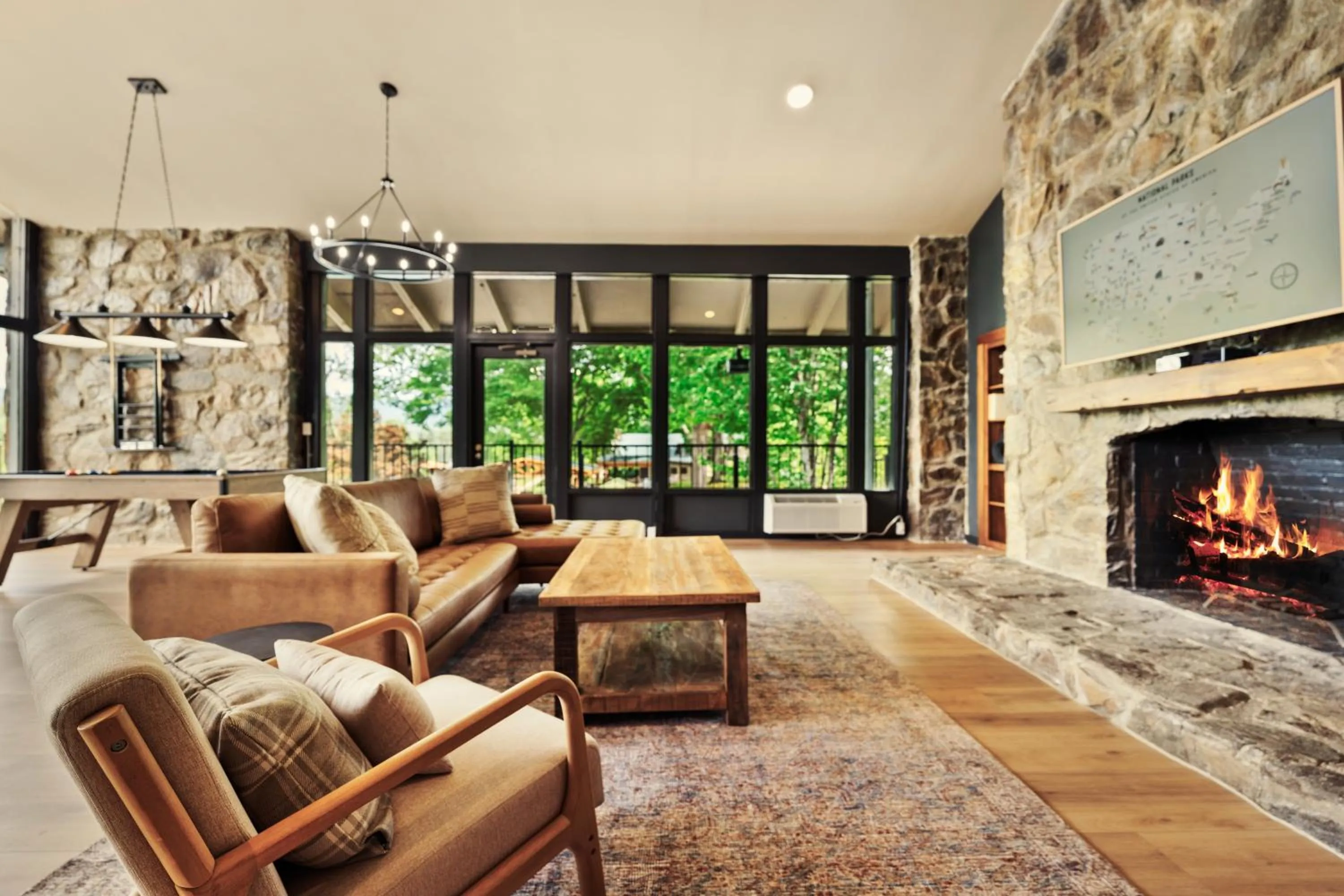 Communal lounge/ TV room in Tremont Lodge & Resort