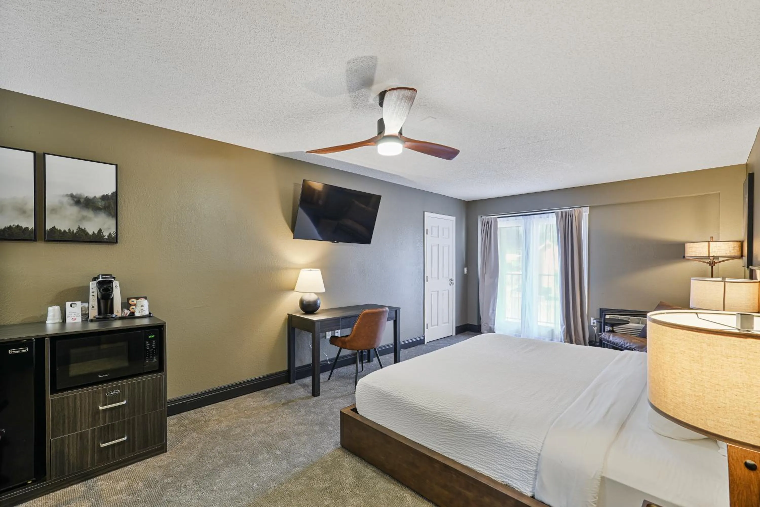 Bed in Tremont Lodge & Resort